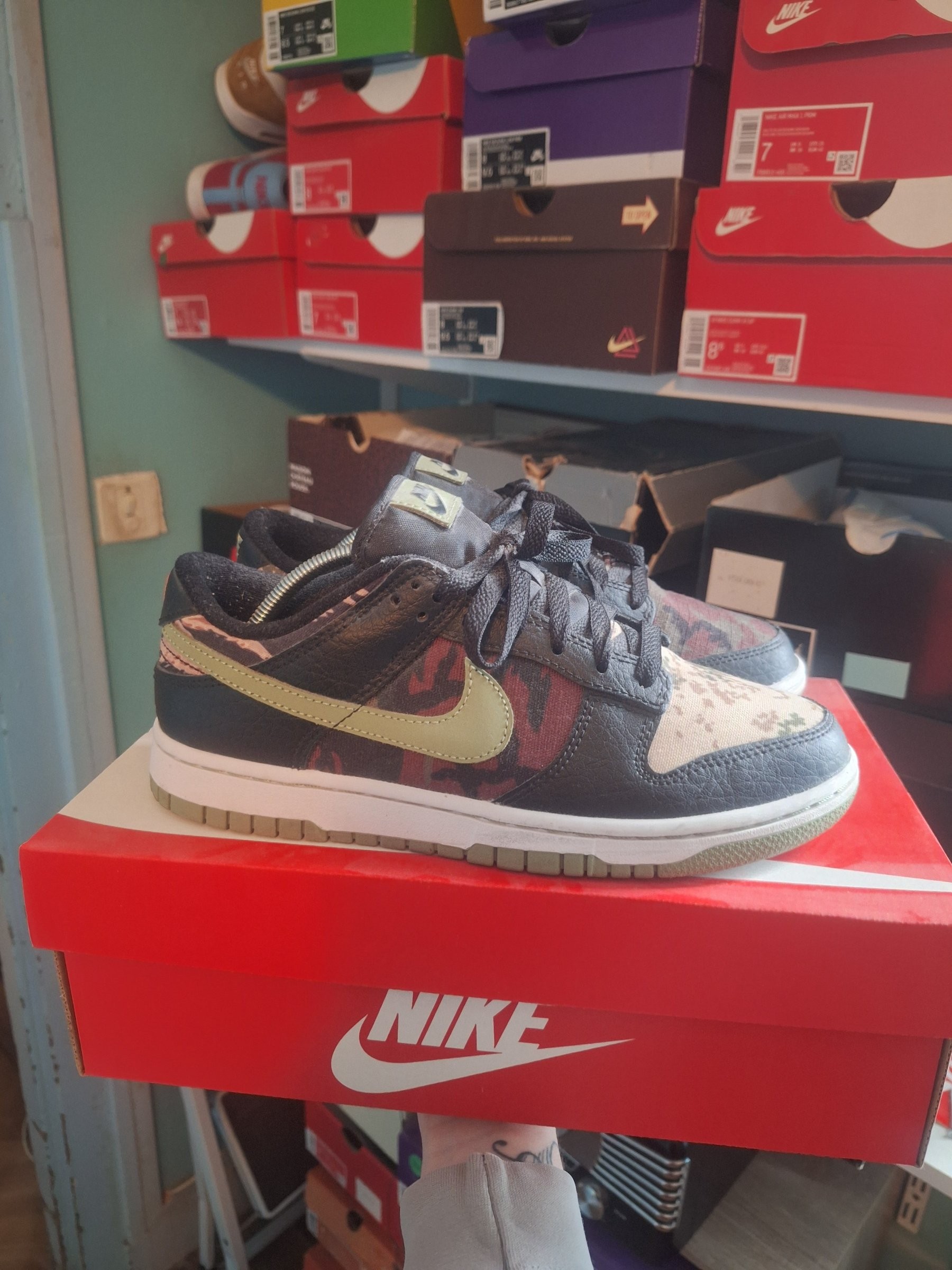 Photo de Nike Dunk Low SE Camo Black/Oil Green-White