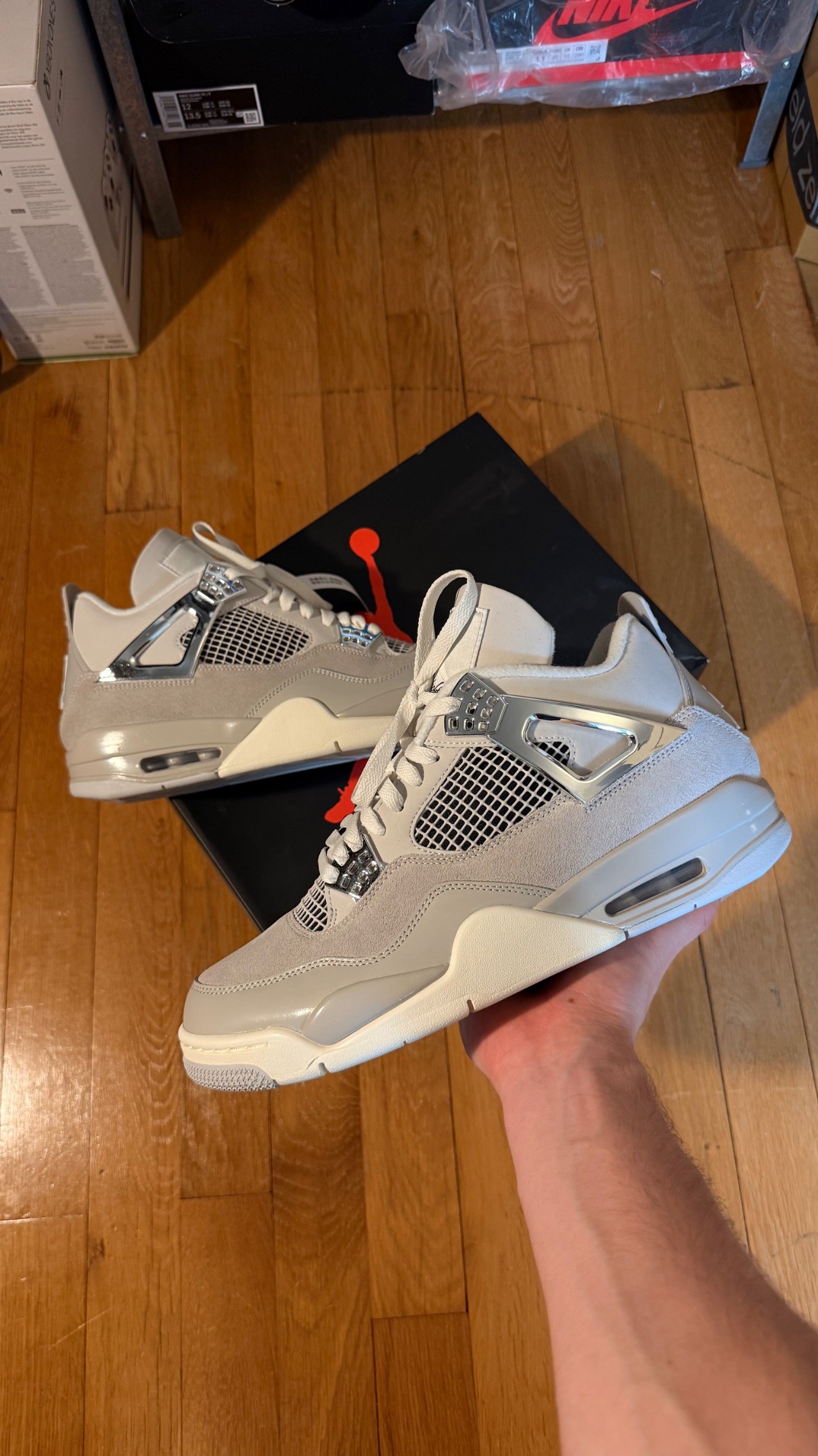 Photo de Jordan 4 Frozen Moments Light Iron Ore/Sail-Neutral Grey-Black-Metallic Silver