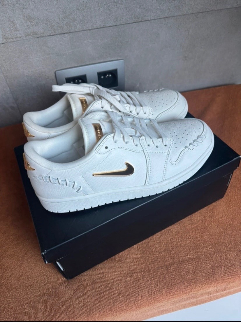 Photo de Air Jordan 1 Retro Low OG White/Gold (Metallic Gold Swoosh)