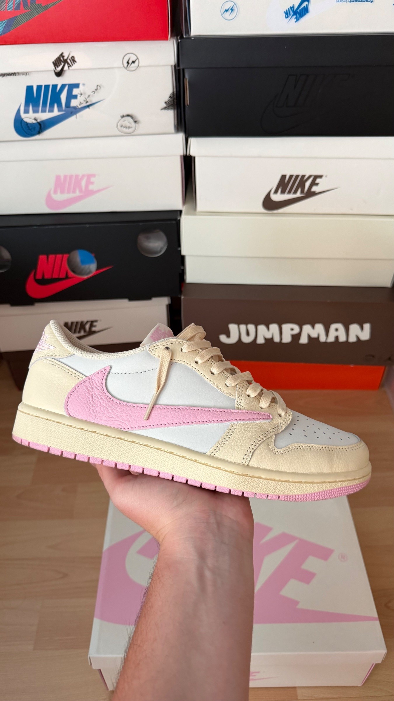Photo de Air Jordan 1 Travis low Shy pink