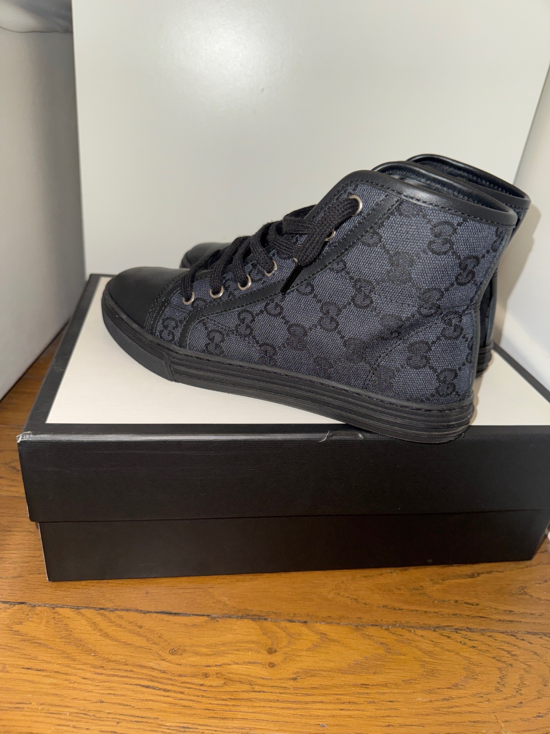 Photo de Gucci GG Supreme High Top Sneaker Piombo Nero/Nero (Grey/Black Monogram)