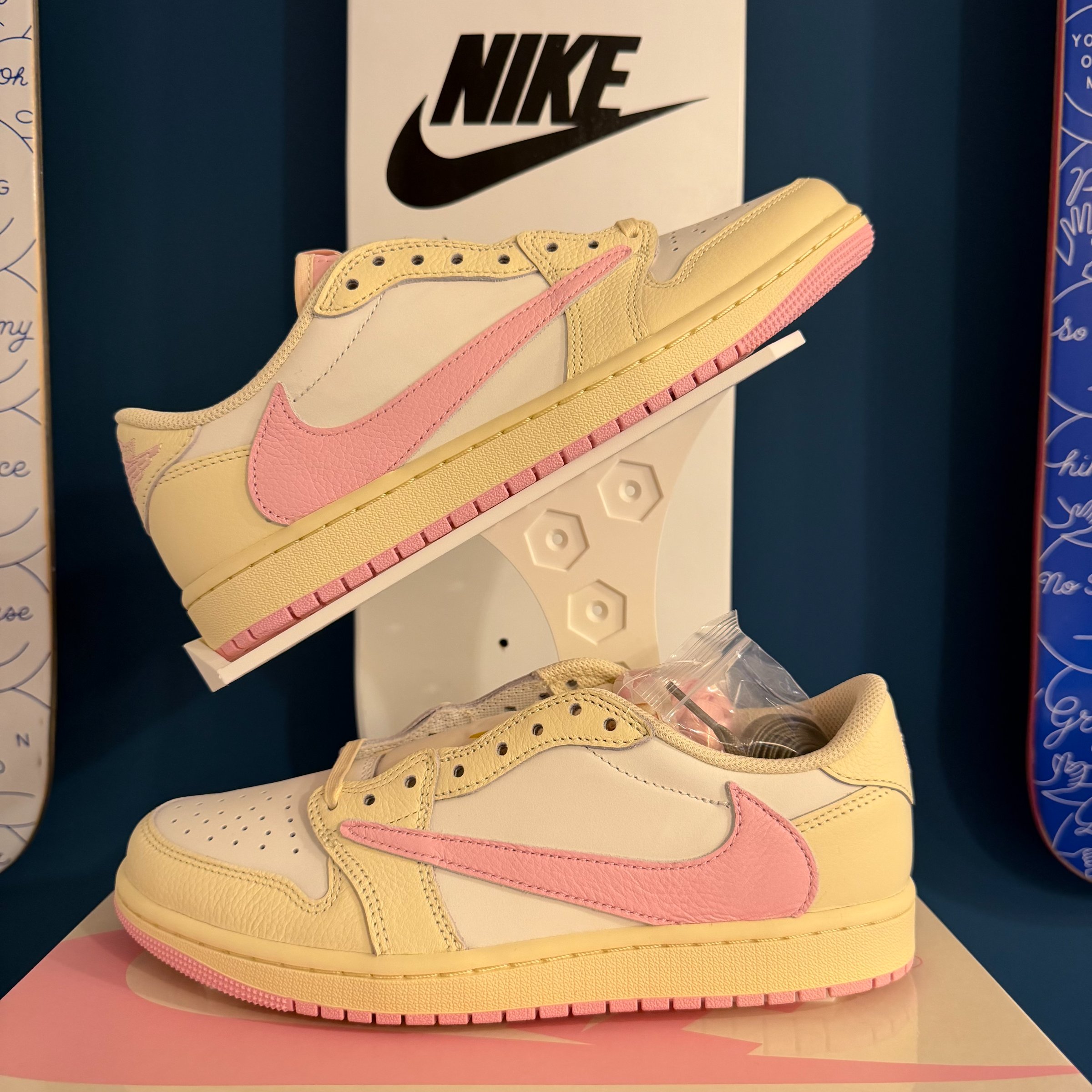 Photo de Jordan 1 Retro Low OG SP Travis Scott Shy Pink