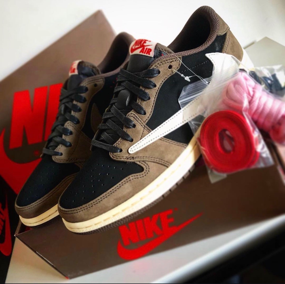 Photo de Air Jordan 1 Low OG SP “Travis Scott” Black/Sail-Dark Mocha