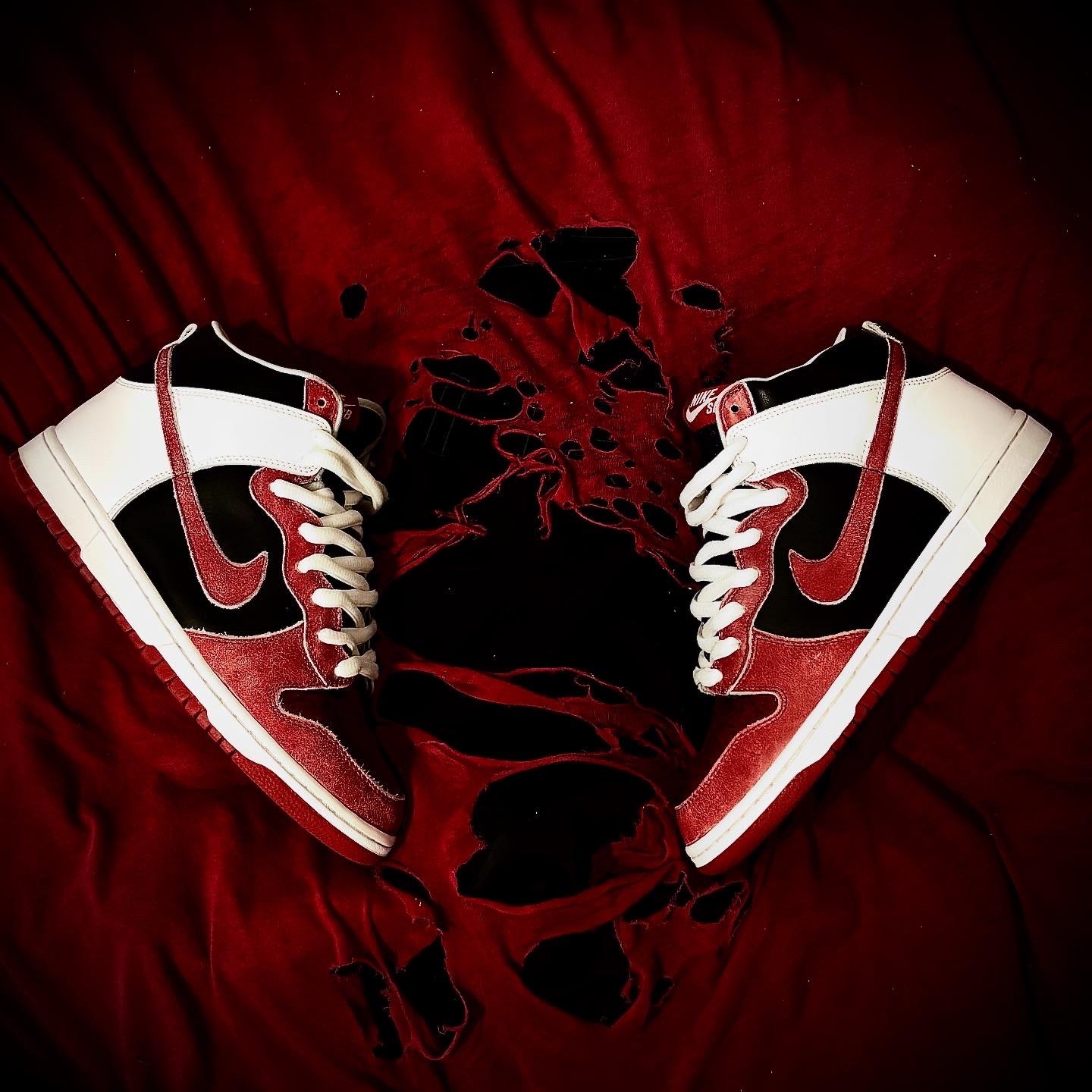 Photo de Nike Dunk High Pro SB “Jason Voorhees” Black/Deep Red (Varsity Red)