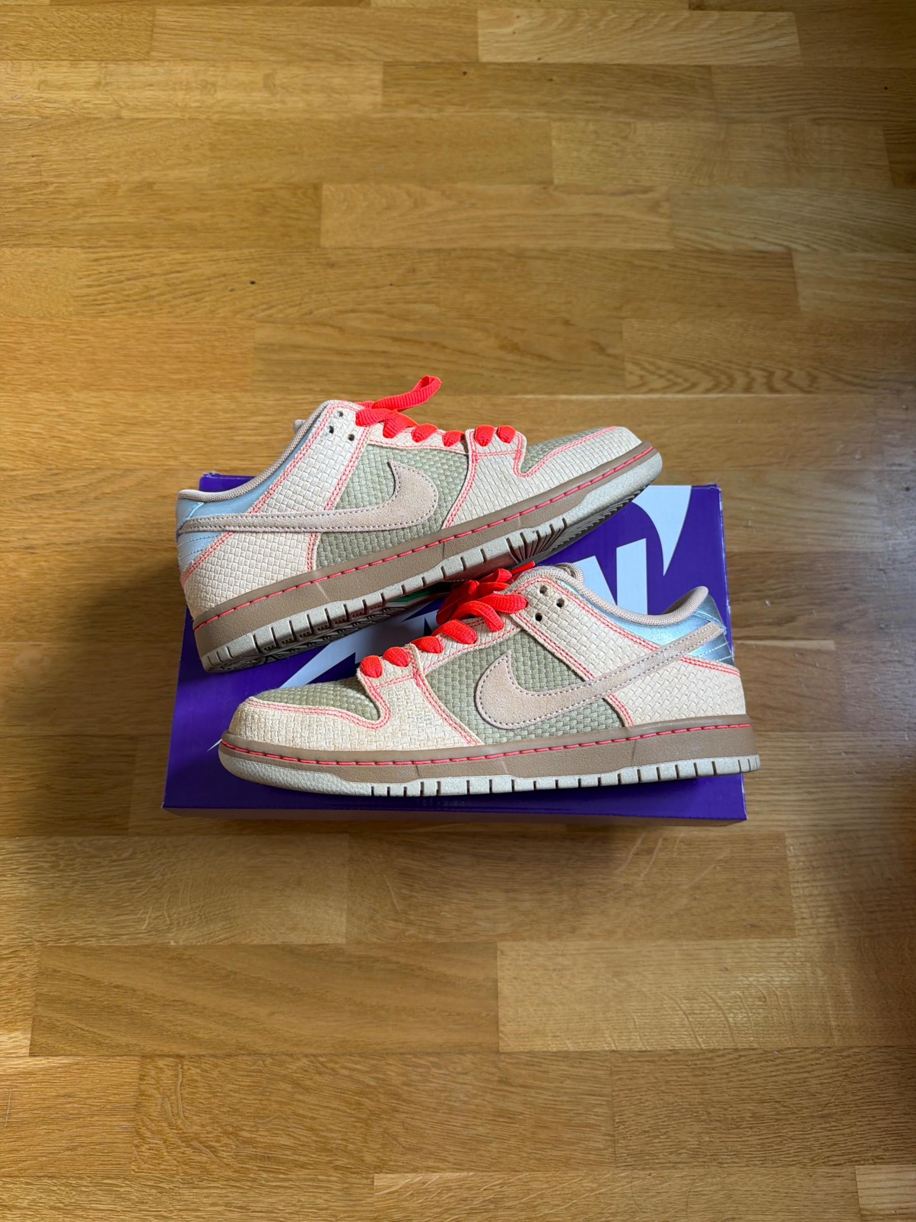 Photo de Nike SB Dunk Low Pro Grey/Tan Woven - Crimson accents