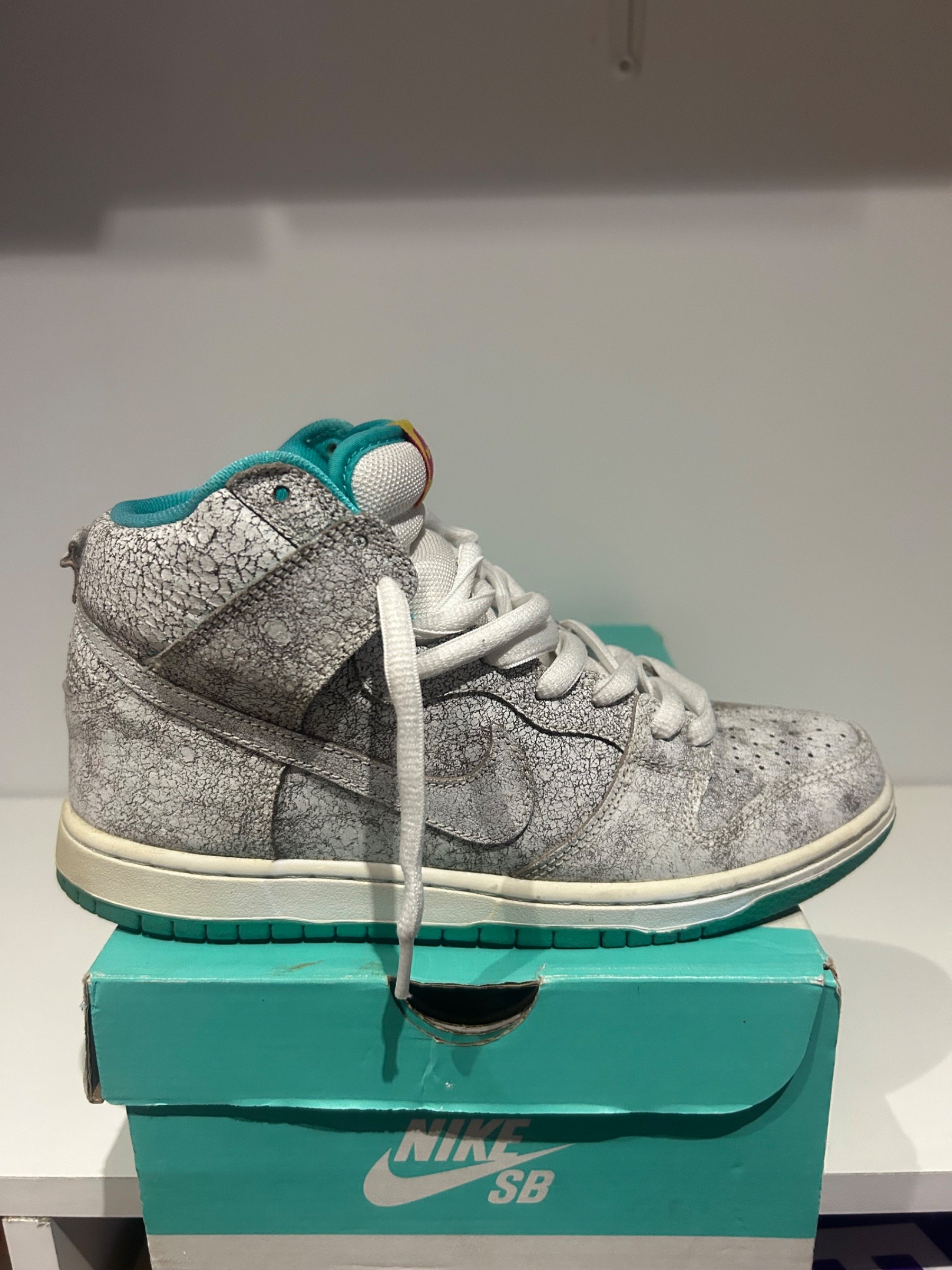 Photo de Nike Dunk High SB White/Grey Crackle with Teal accents