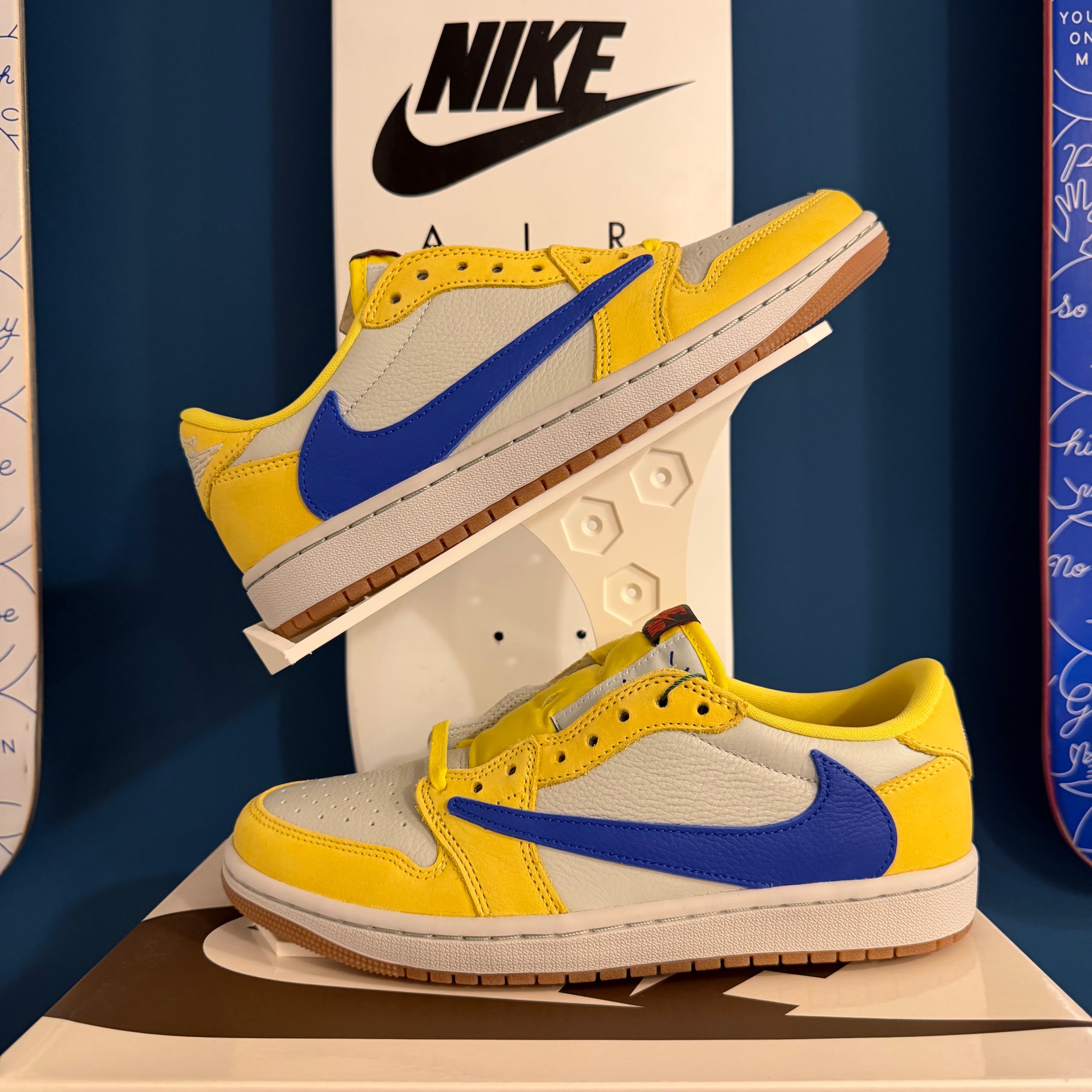 Photo de Jordan 1 Retro Low OG SP Travis Scott Canary (Women's)