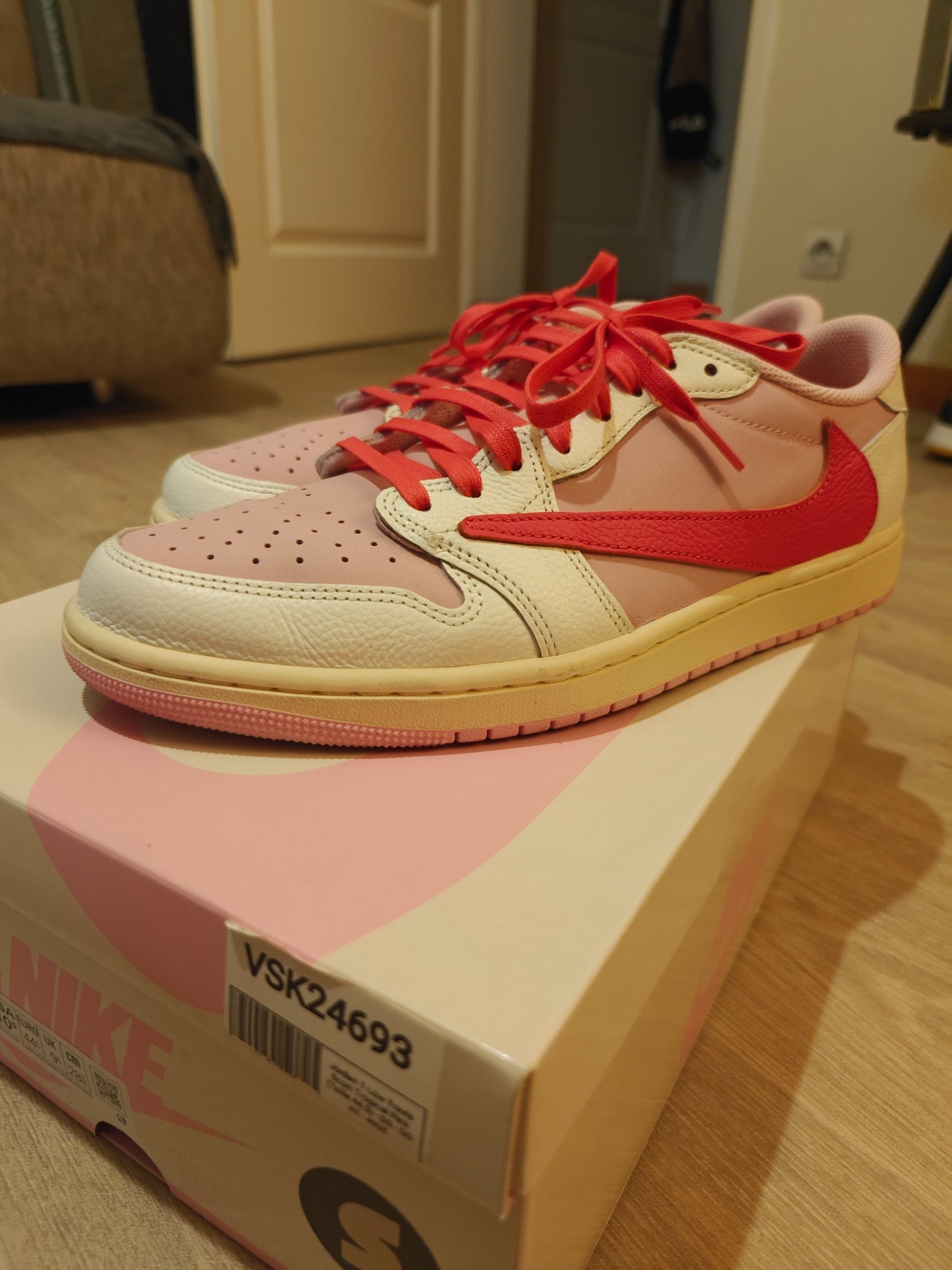 Photo de Jordan 1 Low Travis Scott Tropical pink / Sail Air Jordan 1 Low OG SP Sail/Tropical Pink-Shy Pink