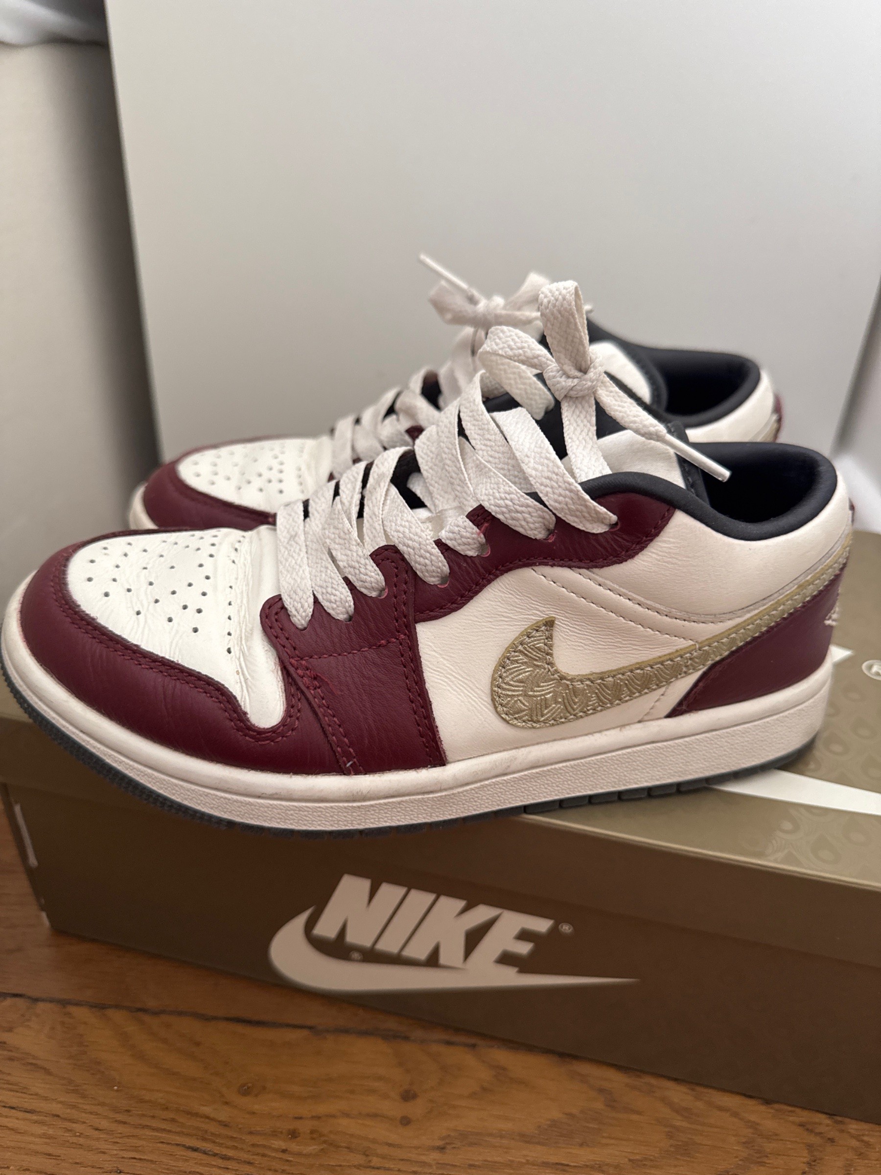 Photo de Air Jordan 1 Low SE Sail/Metallic Gold Grain CNY