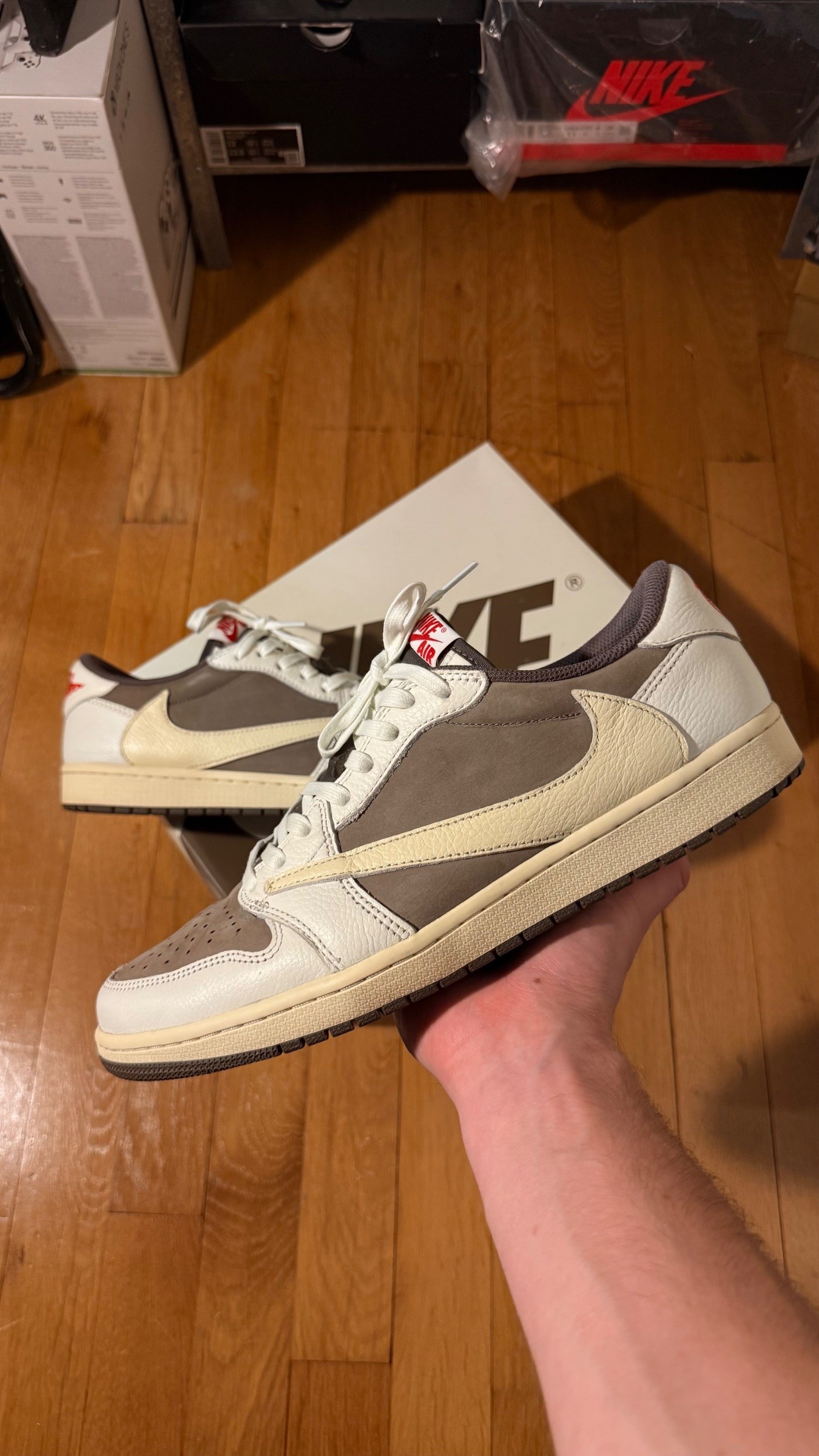 Photo de Air Jordan 1 Low OG SP Travis Scott Reverse Mocha (Sail/University Red-Ridgerock)