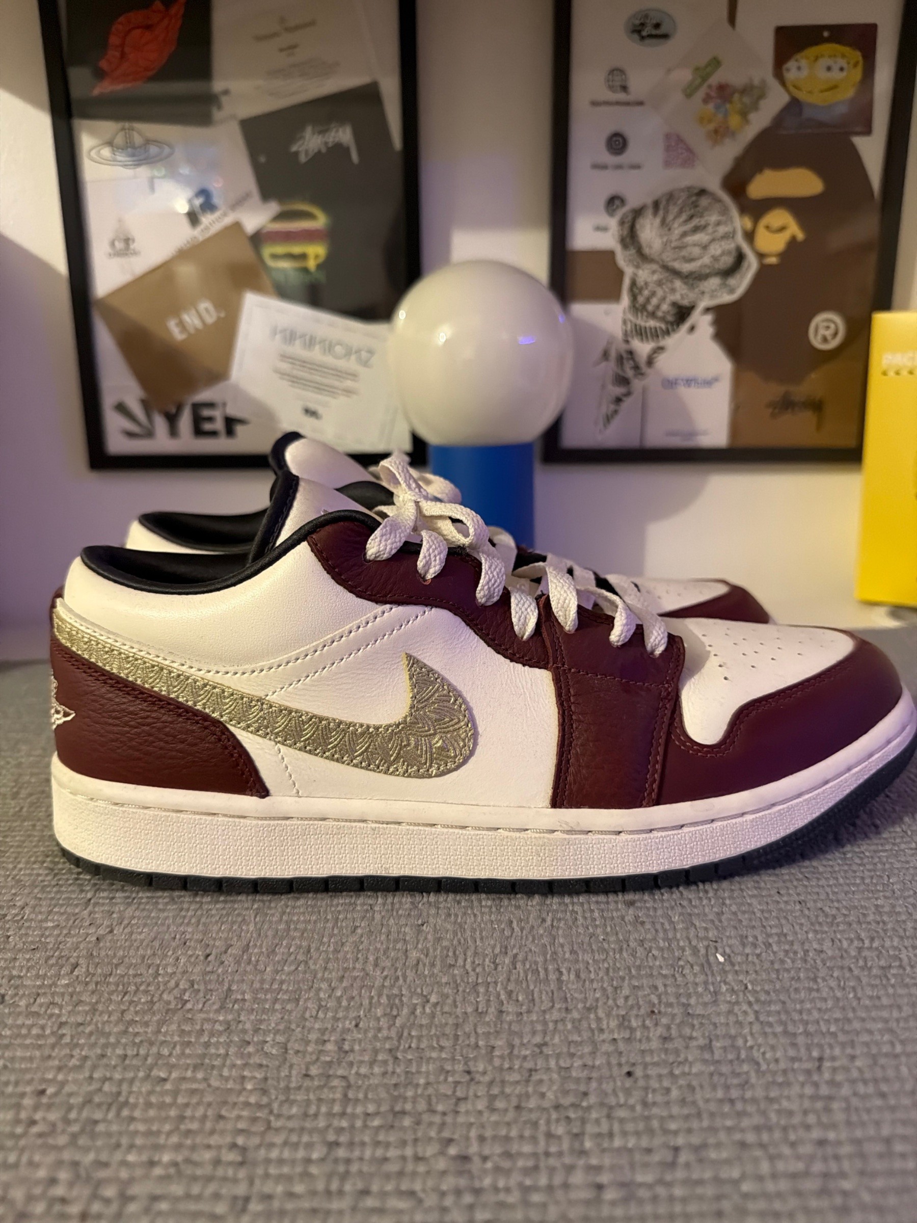 Photo de Jordan 1 Low Year of the Dragon (2024) Sail/Metallic Gold Grain-Dark Team Red-Dark Smoke Grey