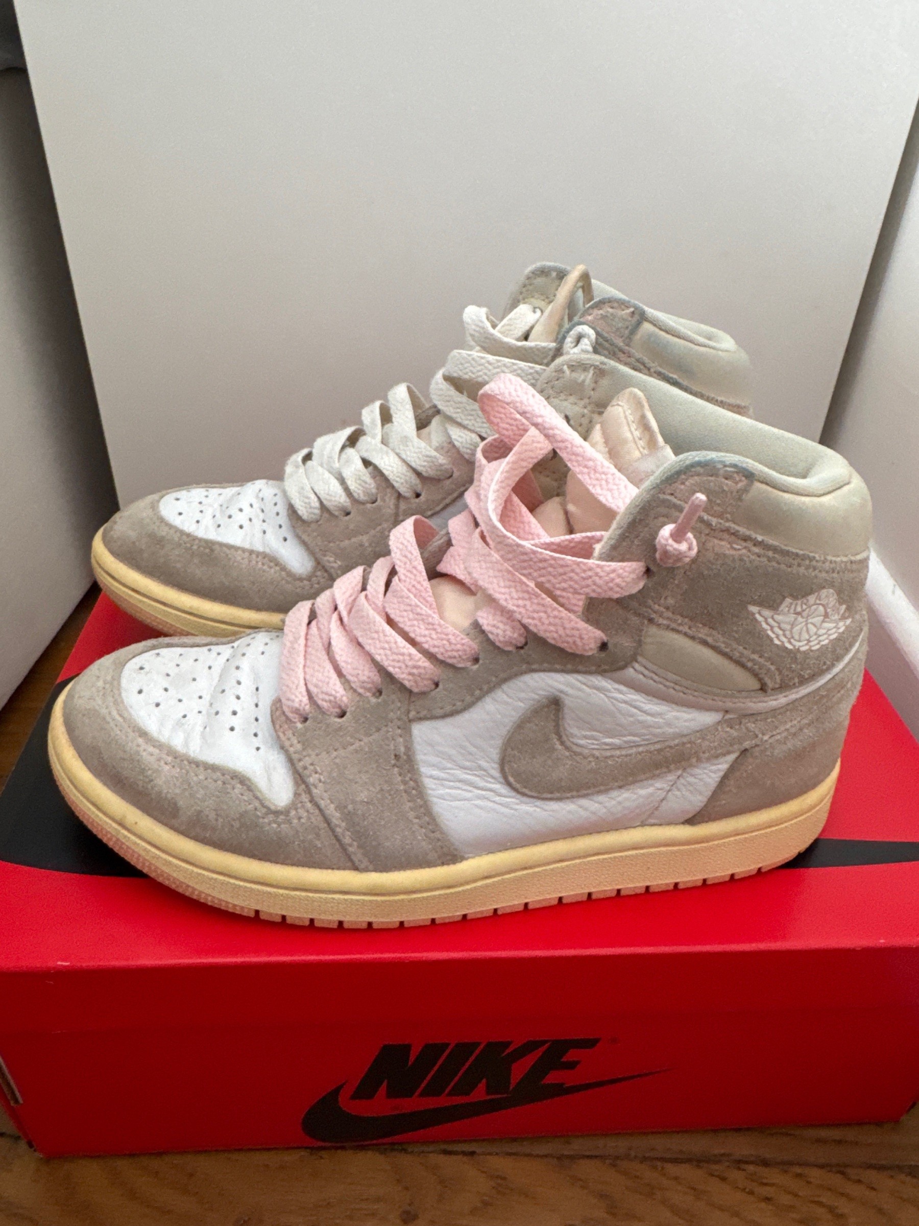 Photo de Air Jordan 1 Retro High OG Atmosphere/White-Muslin-Sail