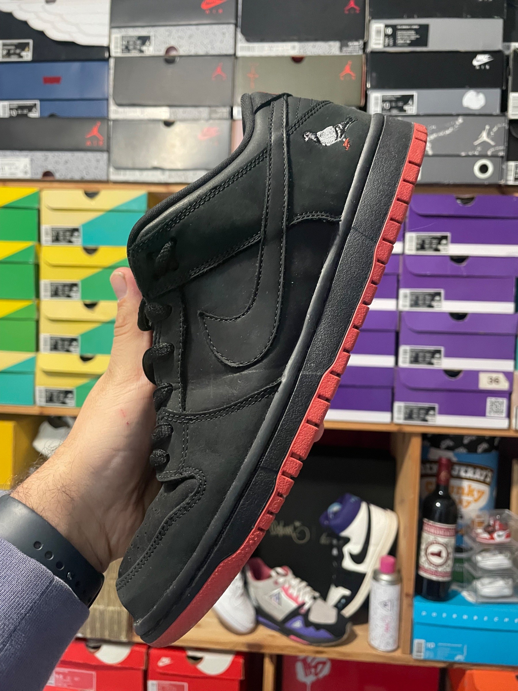 Photo de Nike Dunk Low SB Black/Black-Varsity Red (Black Pigeon)