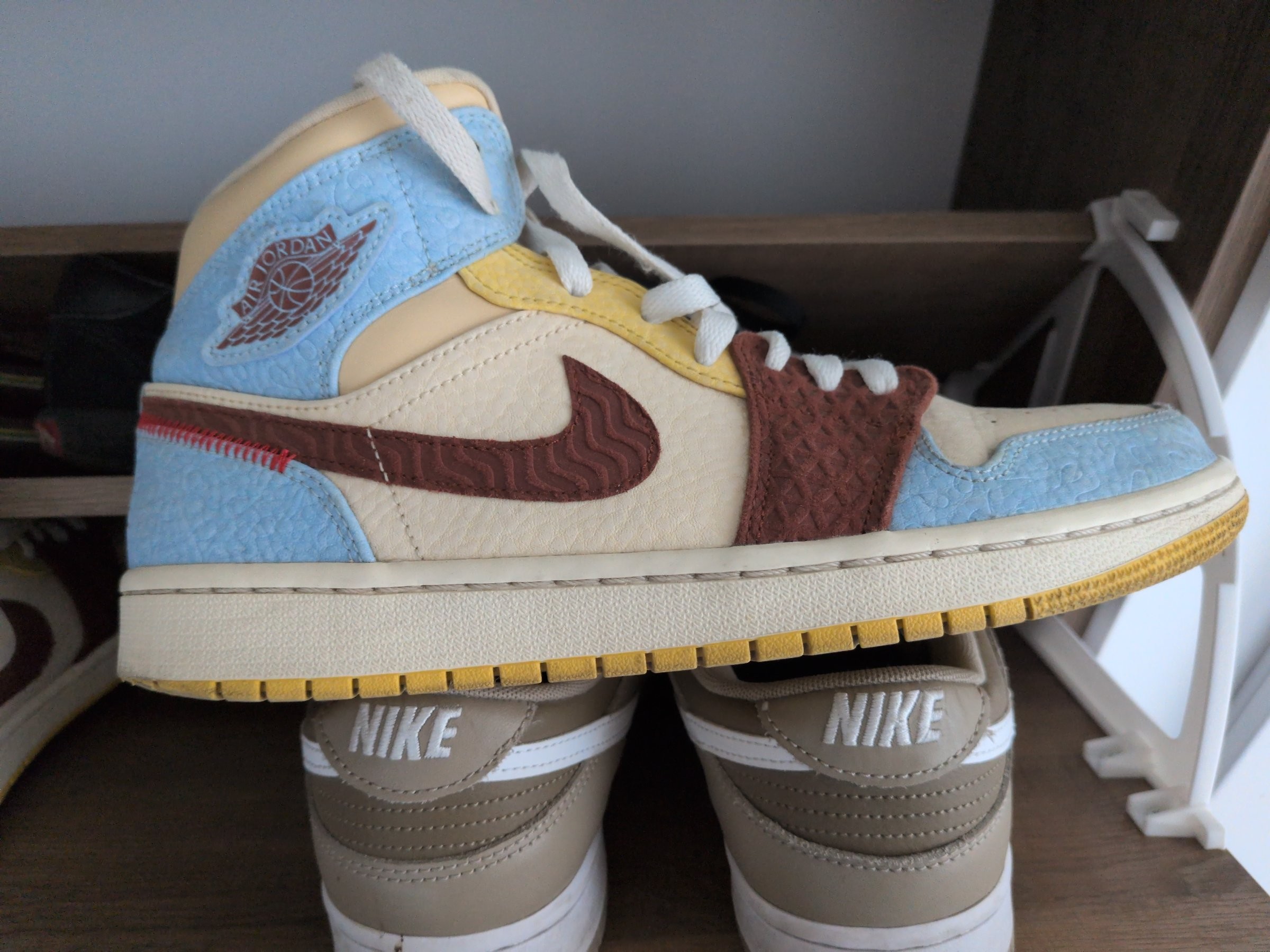 Photo de Air Jordan 1 Mid Fearless/Maison Chateau Rouge