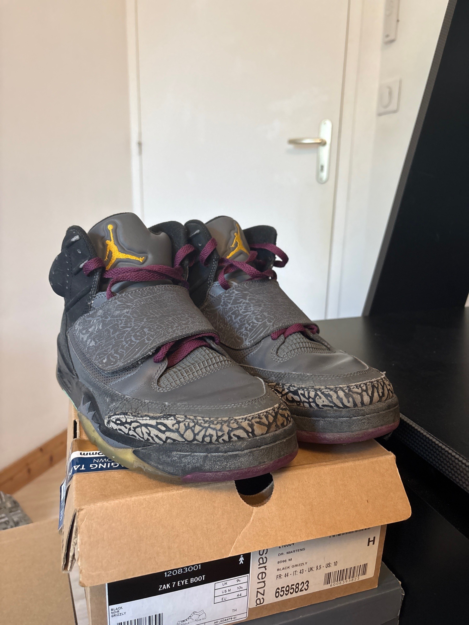 Photo de Jordan Son of Mars Bordeaux Grey/Black/Maroon with Elephant Print