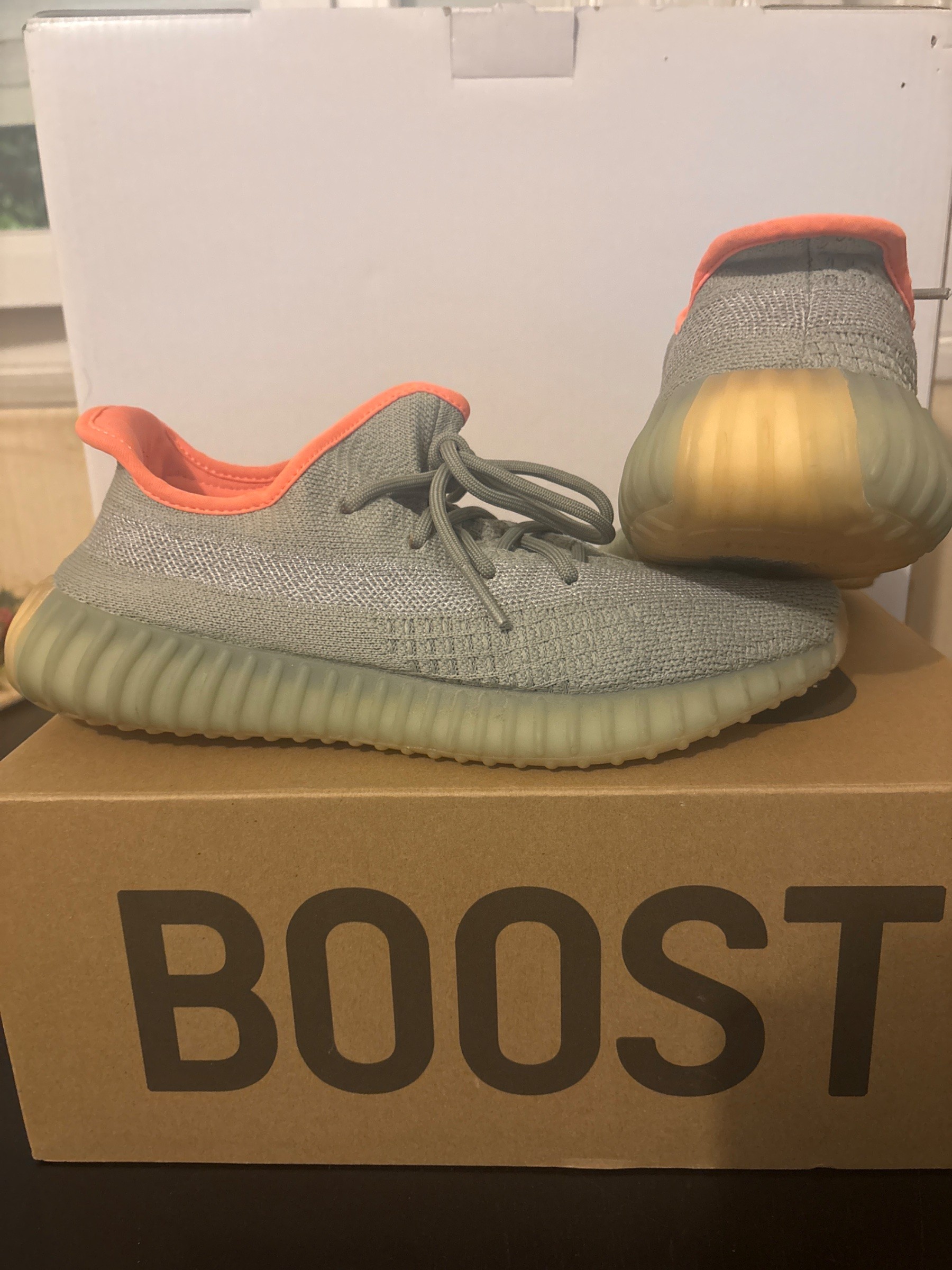 Photo de adidas Yeezy Boost 350 V2 Desert Sage