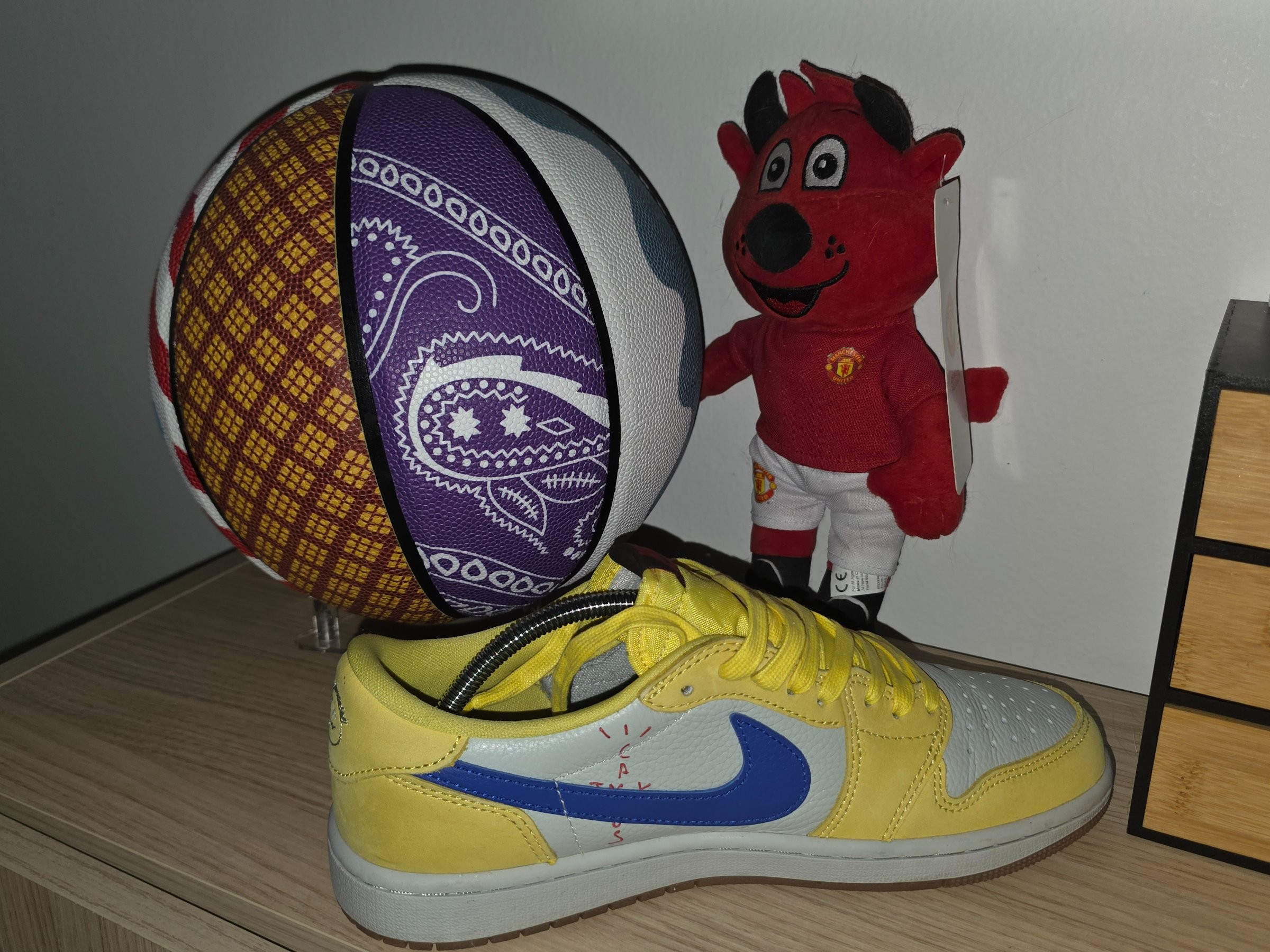 Photo de Jordan 1 Retro Low OG SP Travis Scott Canary Yellow/Grey/Blue