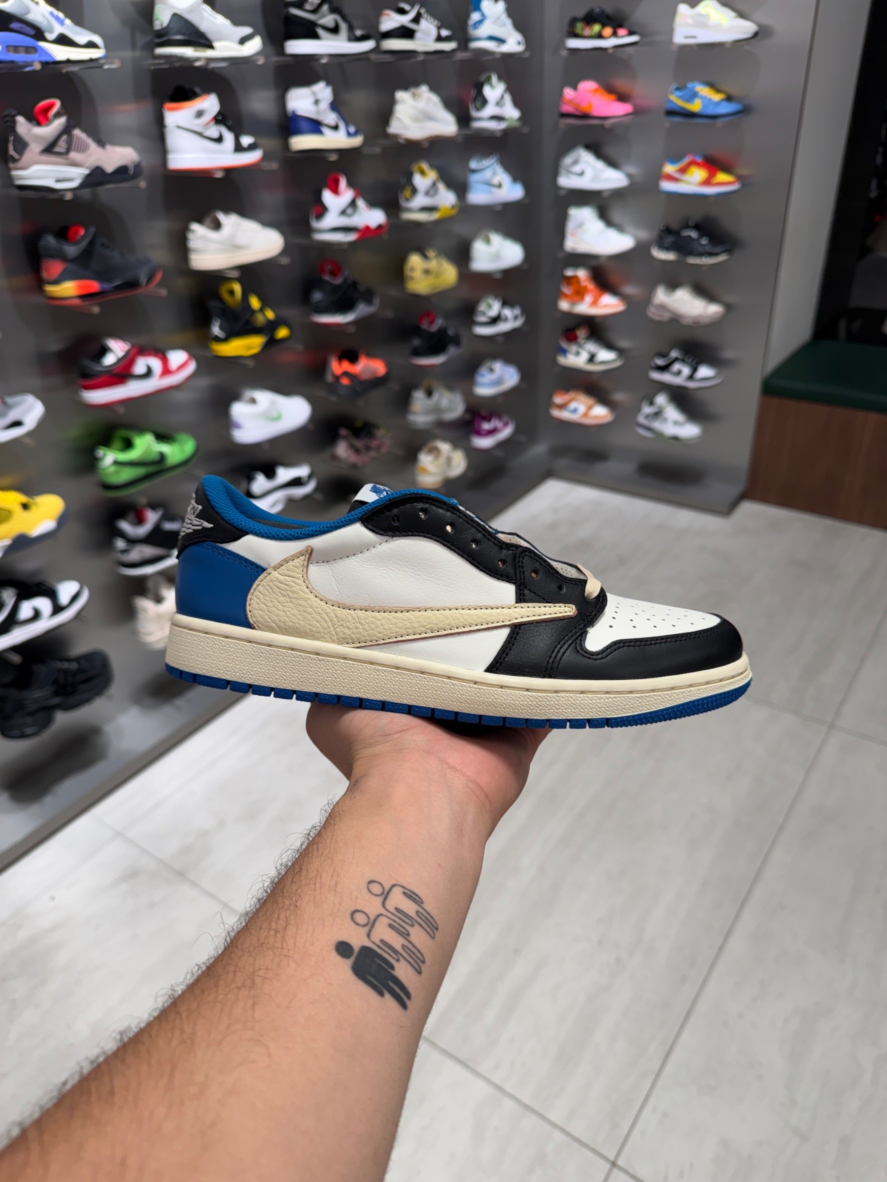 Photo de Air Jordan 1 Retro Low OG Travis Scott x Fragment