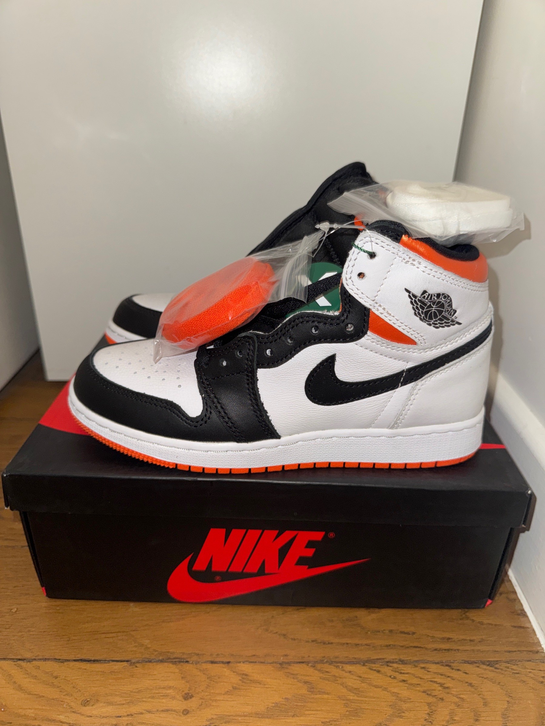 Photo de Air Jordan 1 Retro High OG GS White/Black/Electro Orange