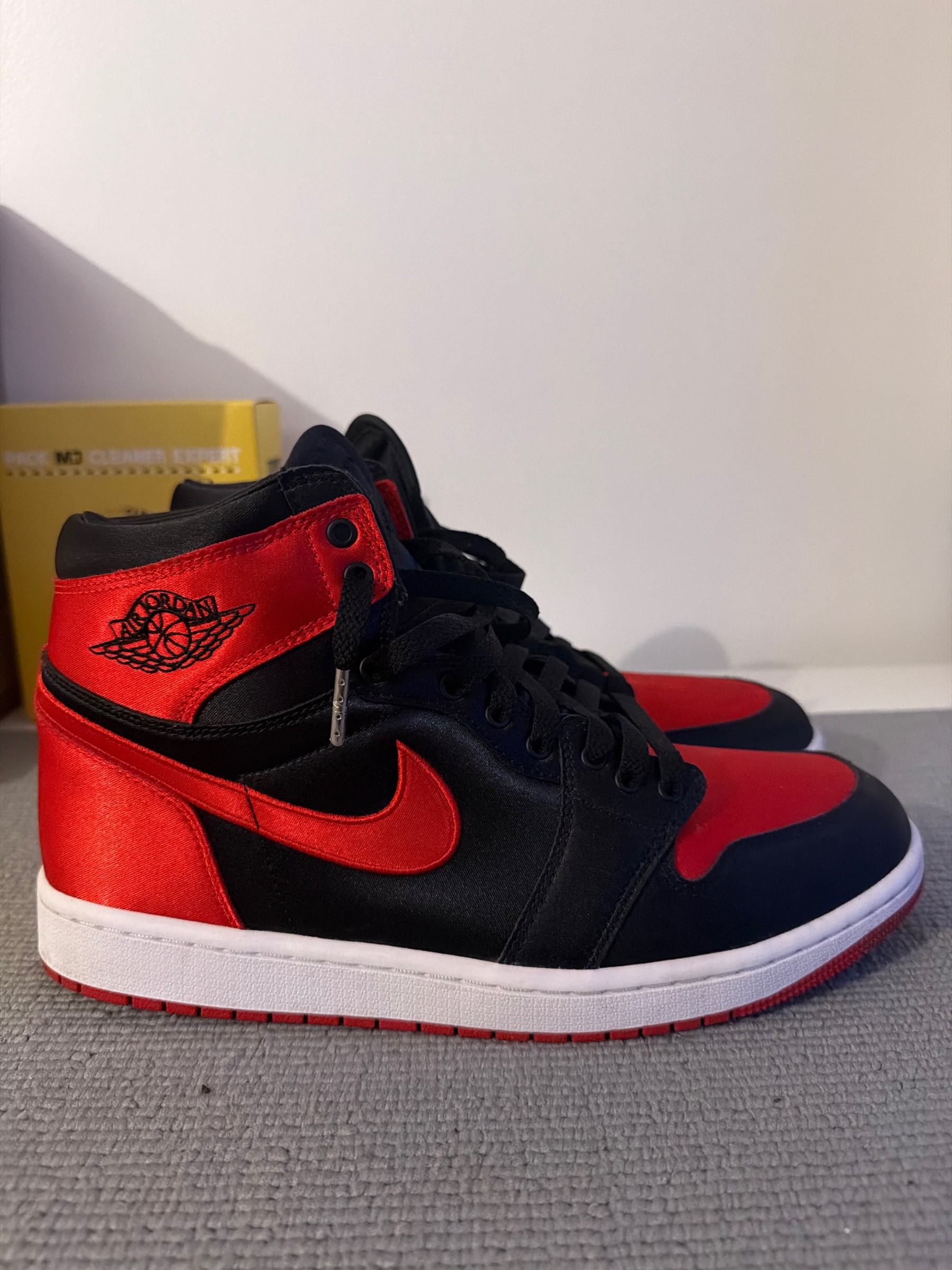 Photo de Jordan 1 Retro High OG Satin Bred Black/University Red/White