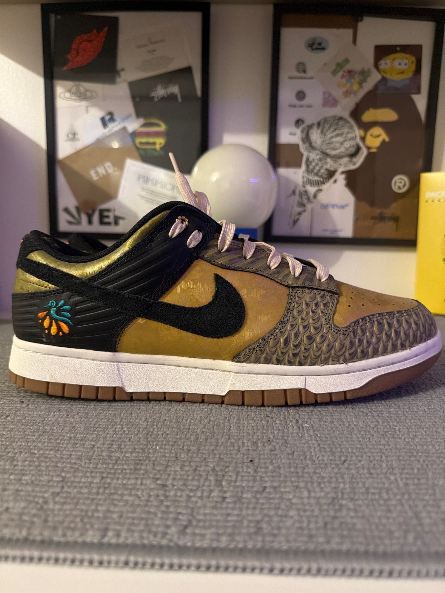 Photo de Nike Dunk Low Día De Muertos Black/Khaki-Metallic Gold-Medium Ash-Sail-Clear Jade II