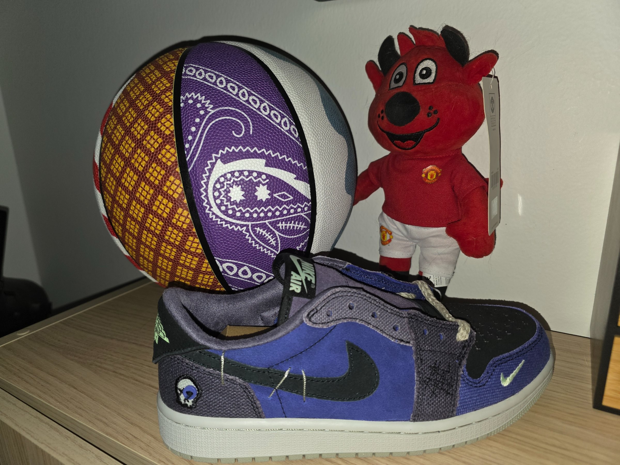 Photo de Jordan 1 Retro Low OG Zion Williamson Voodoo Alternate Purple/Black/Grey