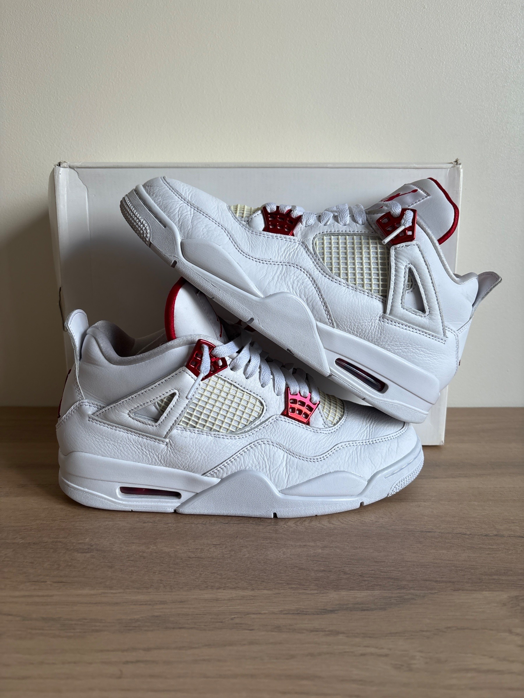 Photo de Jordan 4 Retro White/metalic red