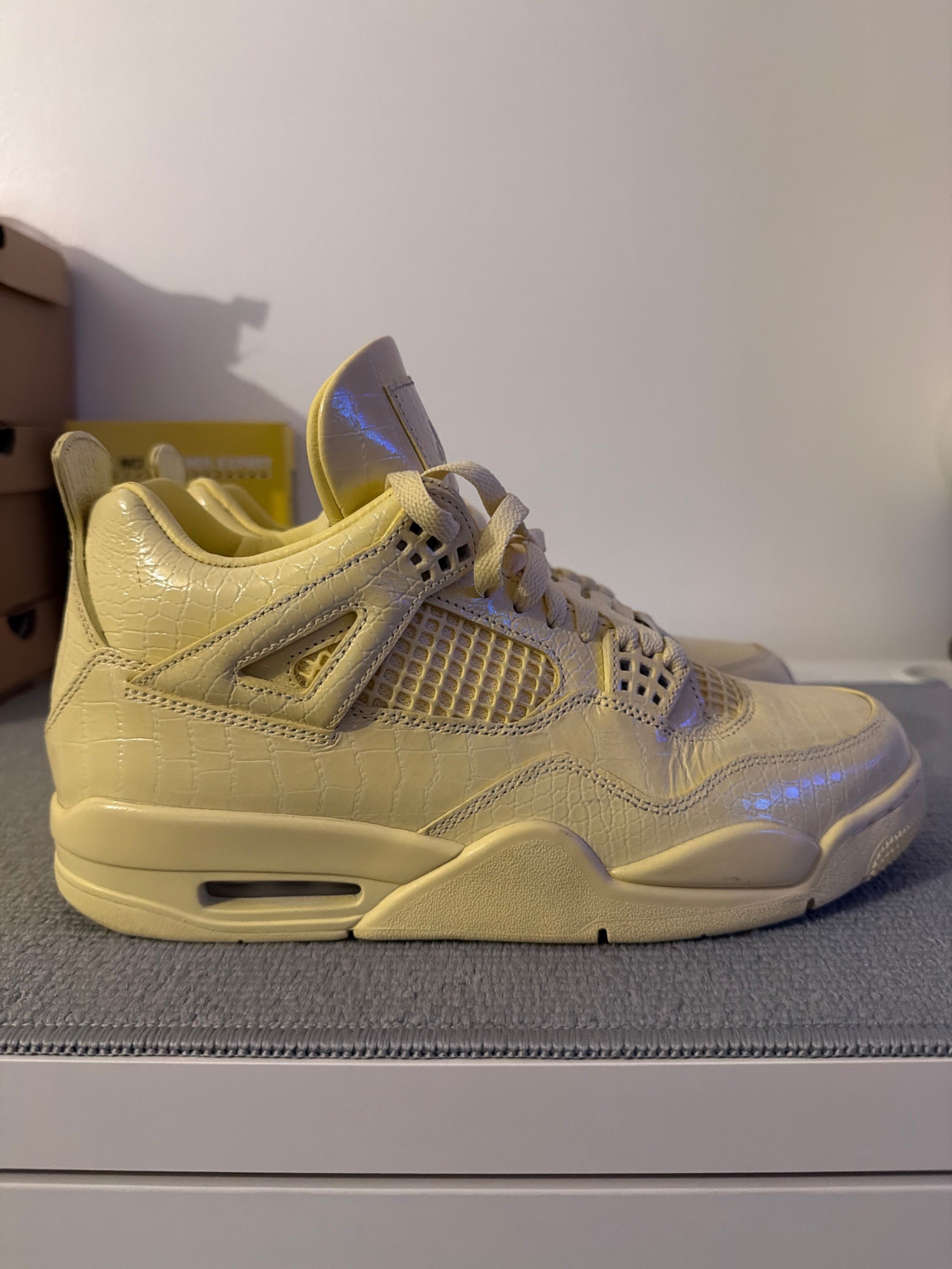 Photo de Air Jordan 4 j balvin Lemonade