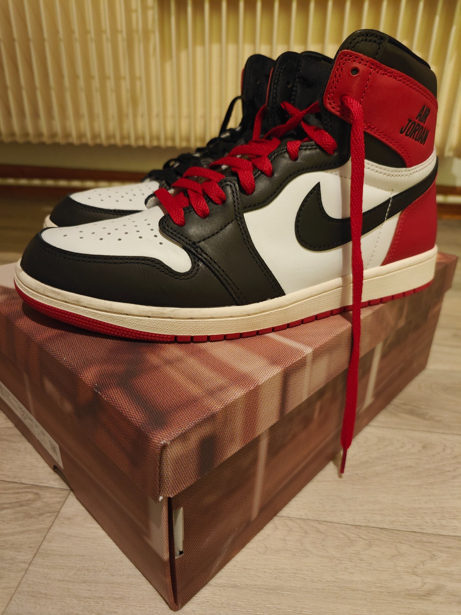 Photo de Jordan 1 Retro High OG Black Toe Reimagined