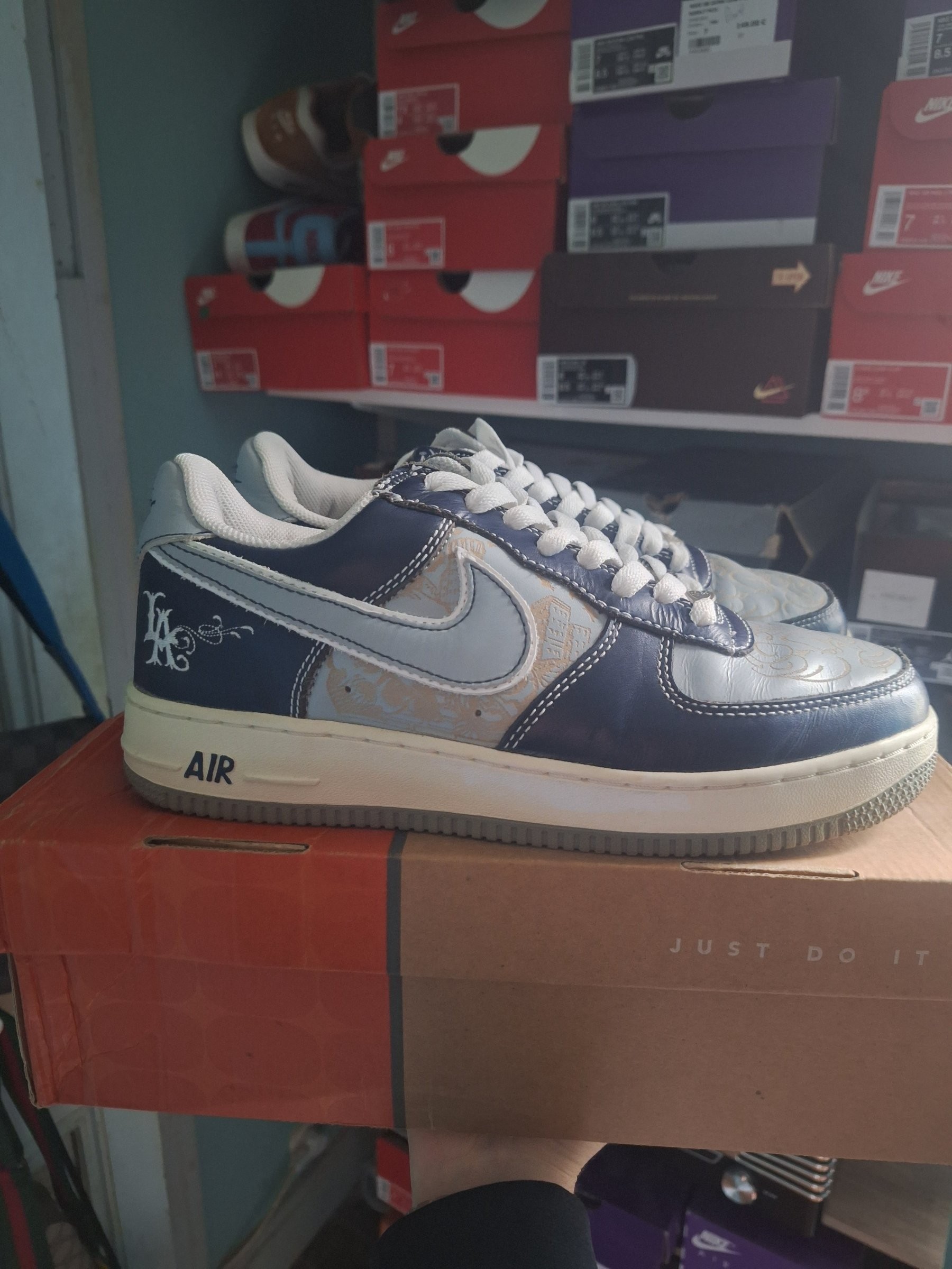 Photo de Nike Air Force 1 Low LA '03 mister cartoon Midnight Navy/Silver-White