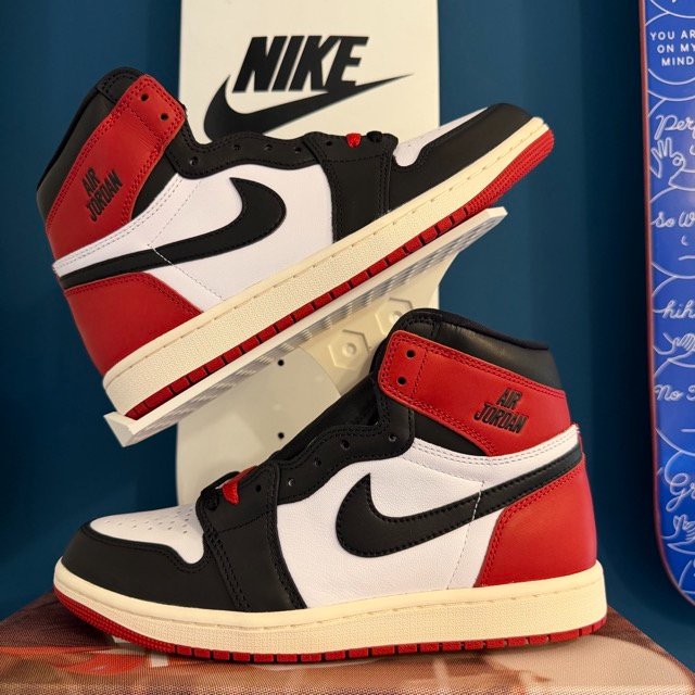Photo de Nike Air Jordan 1 Retro High OG Black Toe
