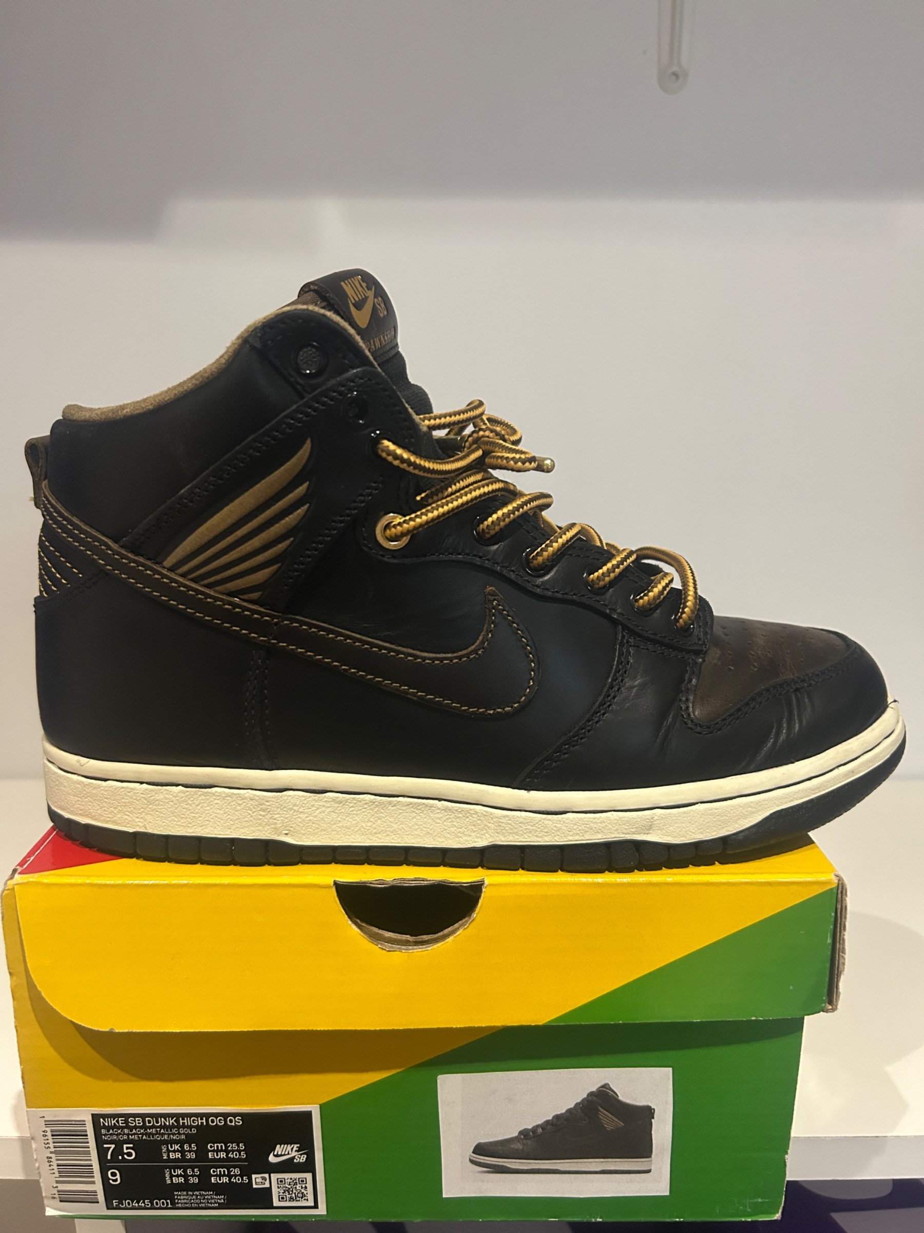 Photo de Nike SB Dunk High OG QS Black/Black/Metallic Gold