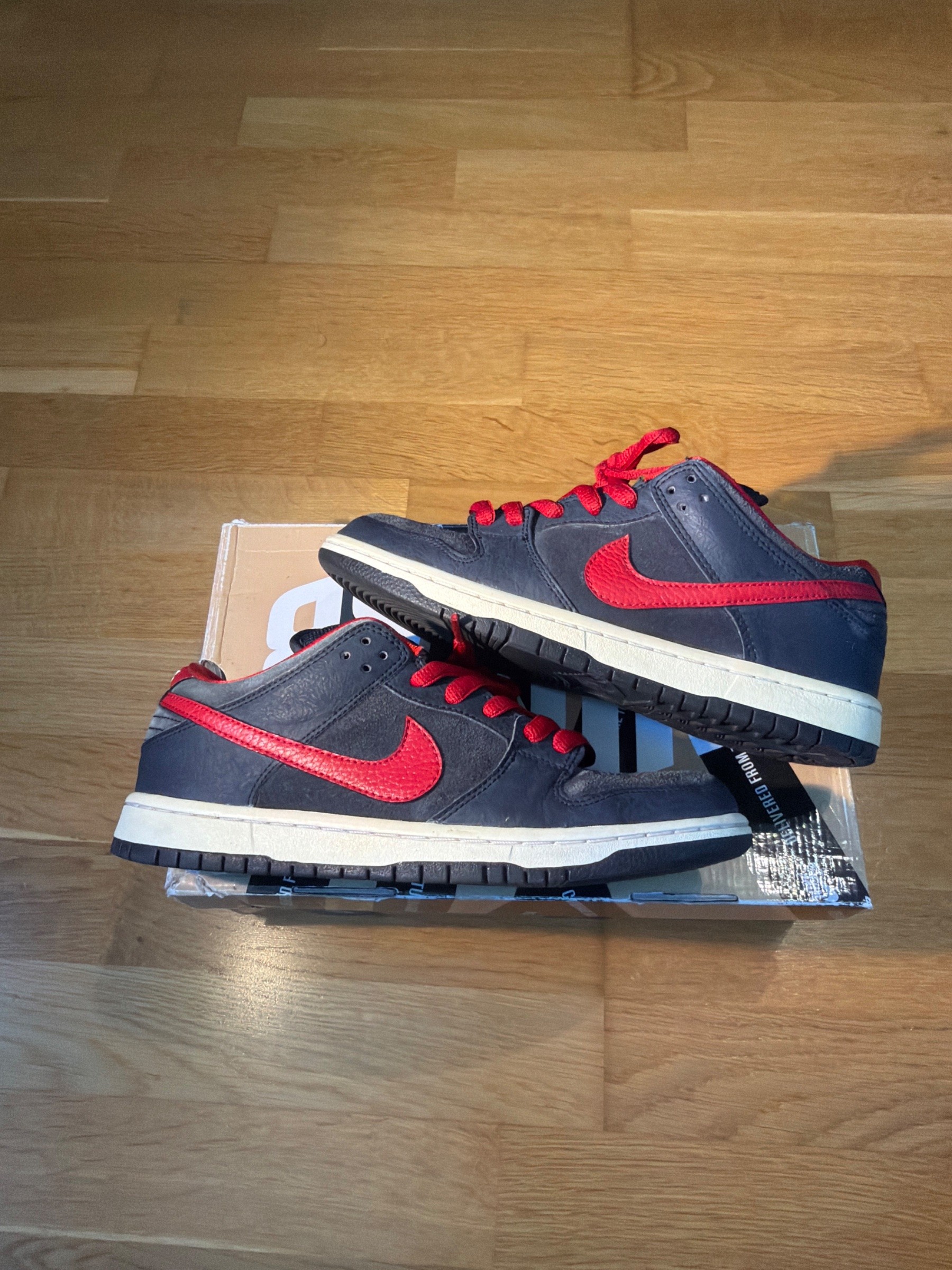 Photo de Nike Dunk Low SB dark obsidian Black/Varsity Red