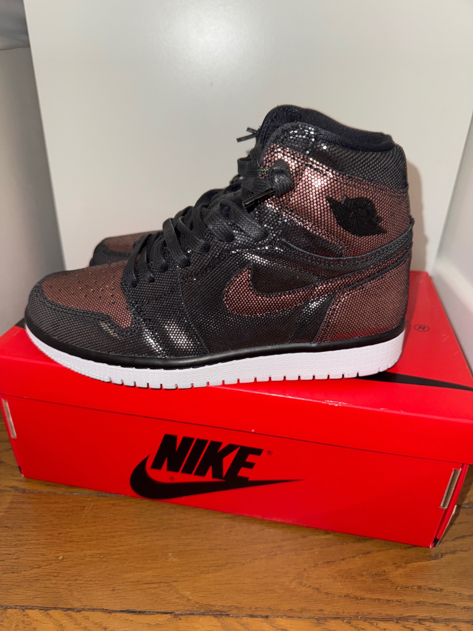 Photo de Air Jordan 1 Retro High OG Black/Black-Metallic Rose Gold (Fearless)