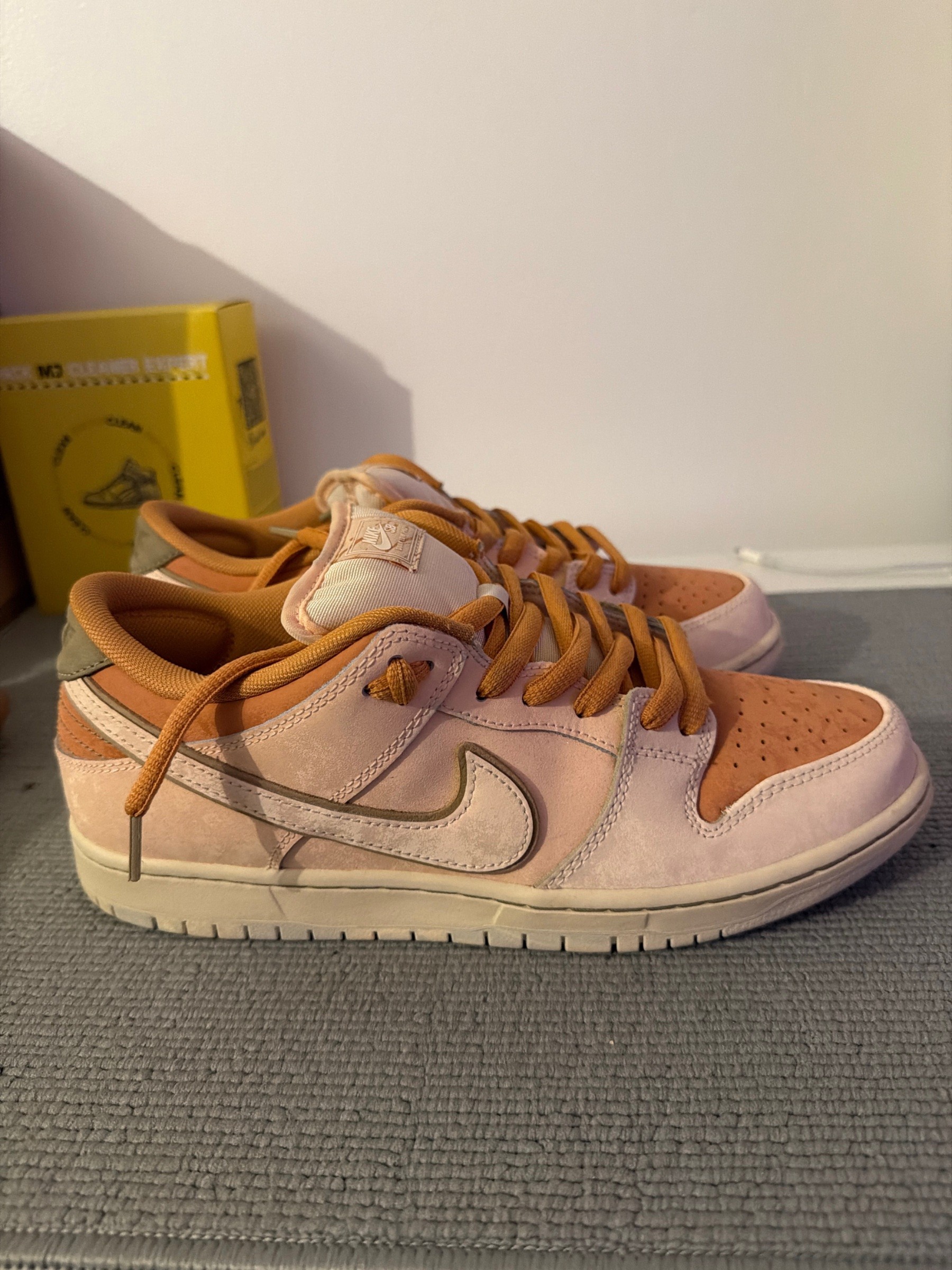 Photo de Nike SB Dunk Low Trocadéro Gardens Amber Brown/Guava Ice/Crimson Tint/Hemp/Neutral Olive/Pale Ivory