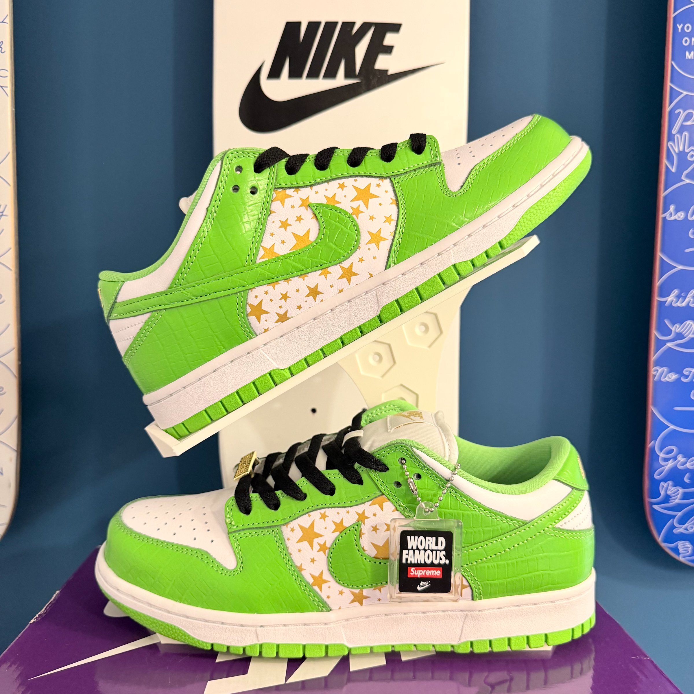 Photo de Nike SB Dunk Low OG QS White/Mean Green-Metallic Gold (Supreme)