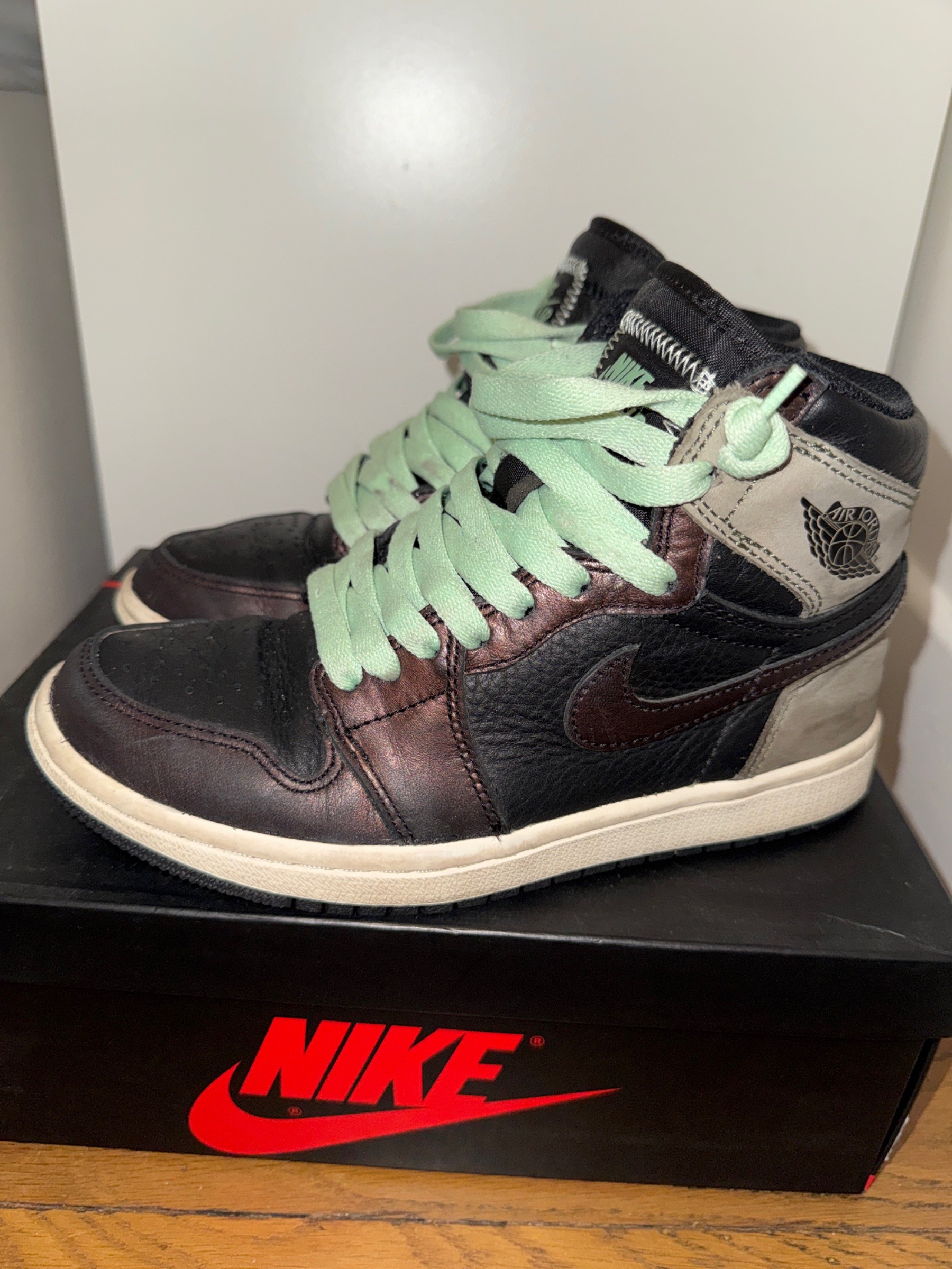 Photo de Air Jordan 1 Retro High OG Black/Fresh Mint-Light Army