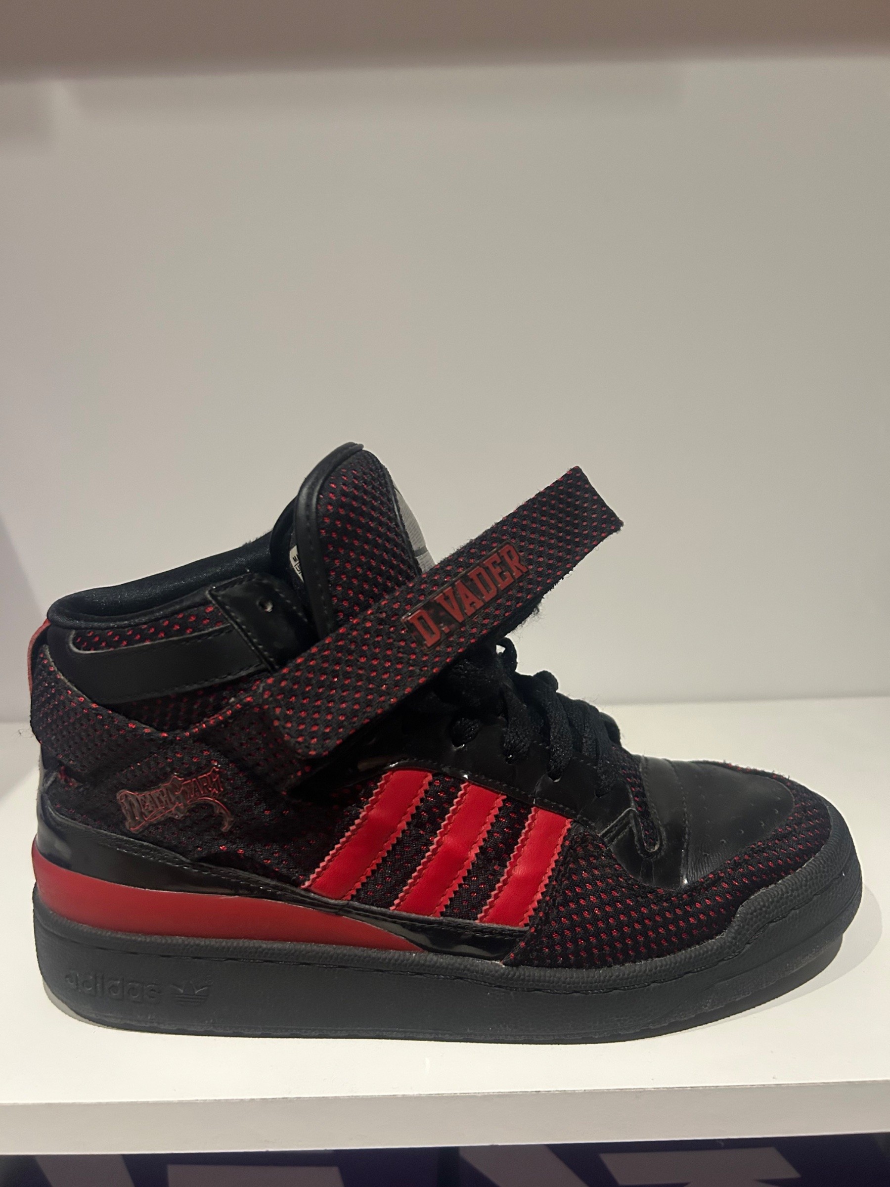 Photo de adidas Forum Hi Star Wars Darth Vader
