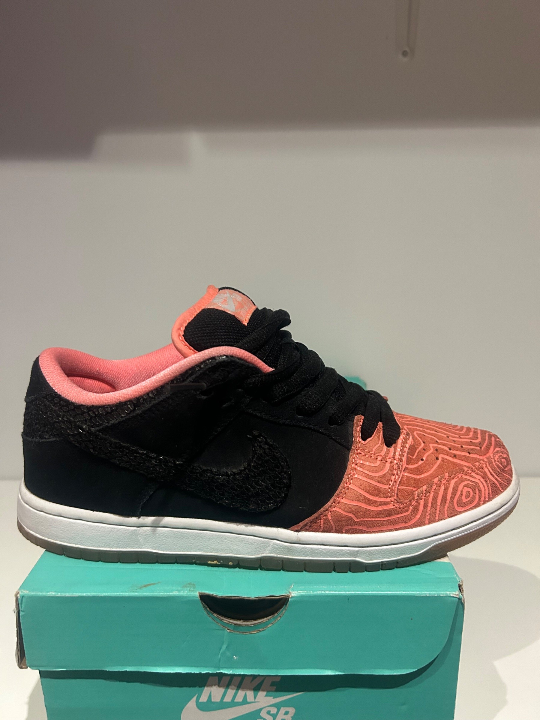 Photo de Nike SB Dunk Low Black/Pink Topography