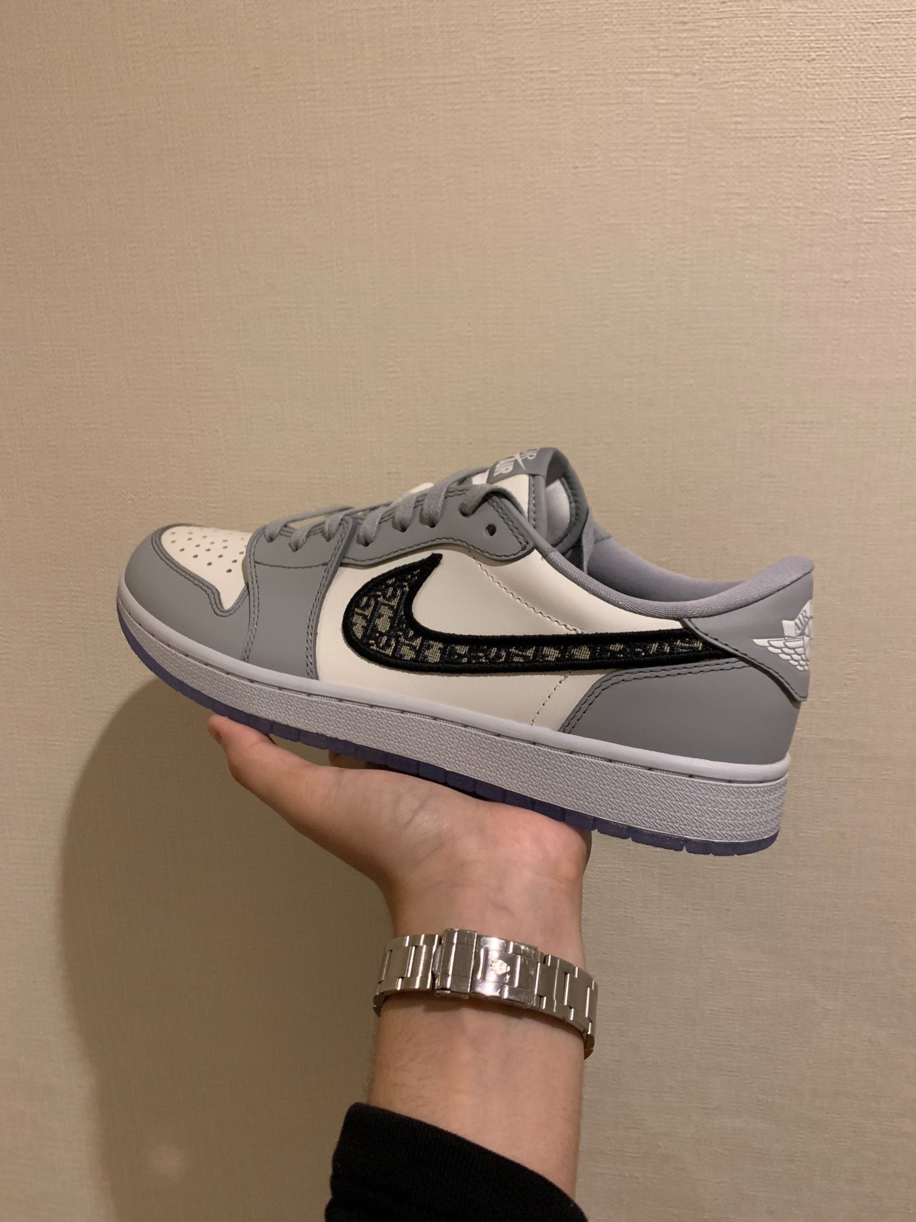 Photo de Jordan 1 low dior Air Jordan 1 Retro Low OG Dior (Grey/White/Black monogram)