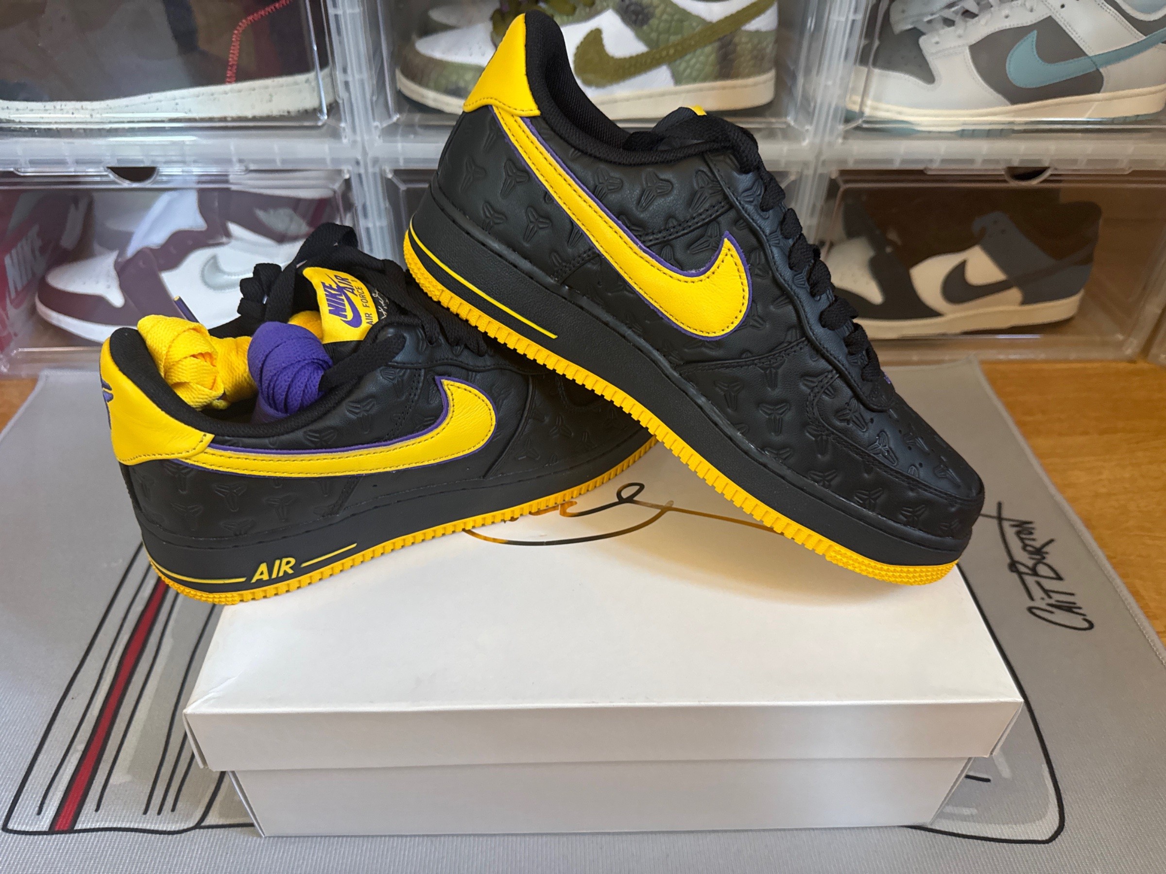 Photo de Nike Air Force 1 Low Kobe Bryan Lakers Away 3053/8000 Black/Varsity Maize/Varsity Purple