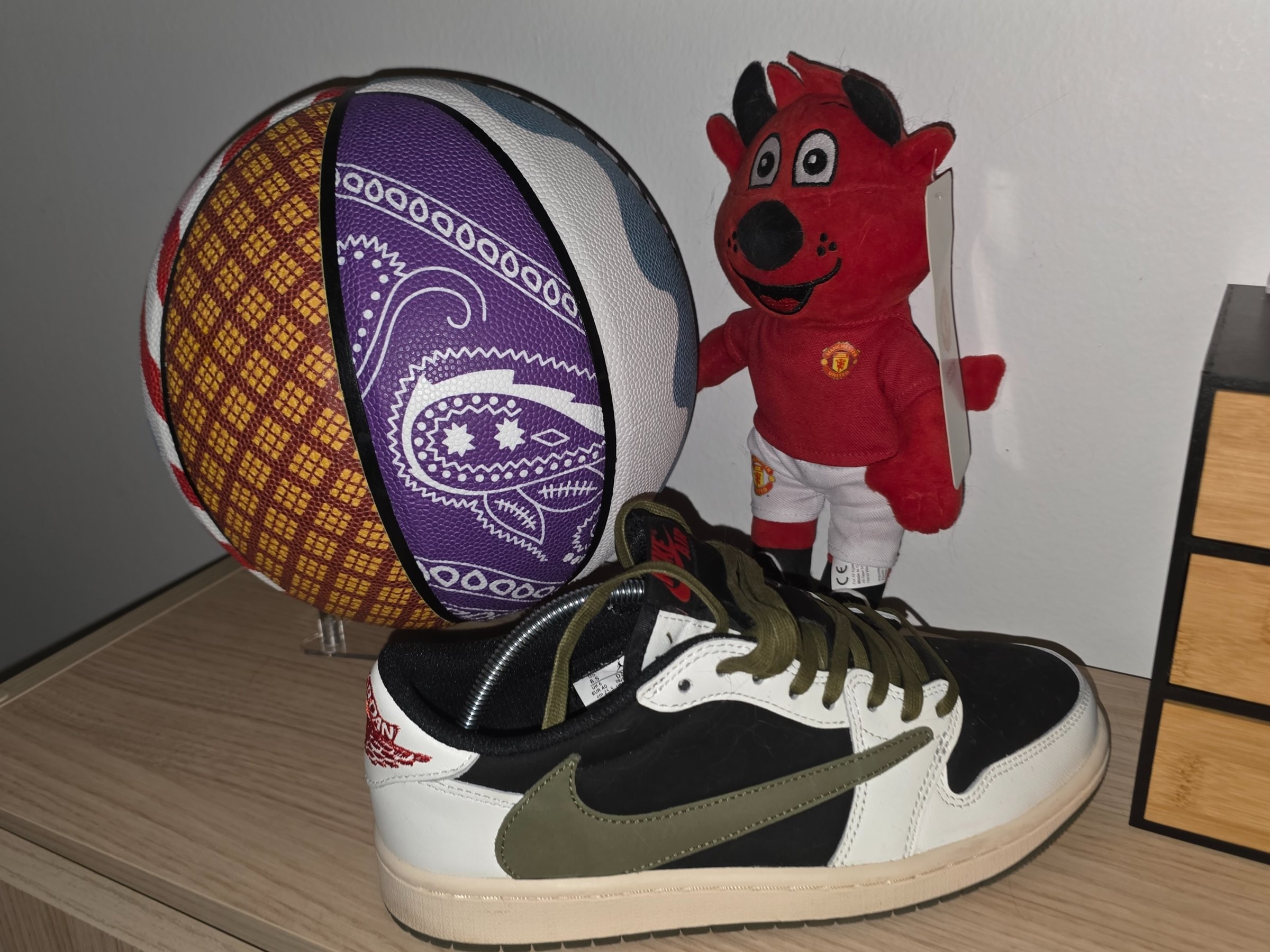 Photo de Air Jordan 1 Retro Low OG SP Travis Scott Black/Olive/Sail (Travis Scott-inspired)