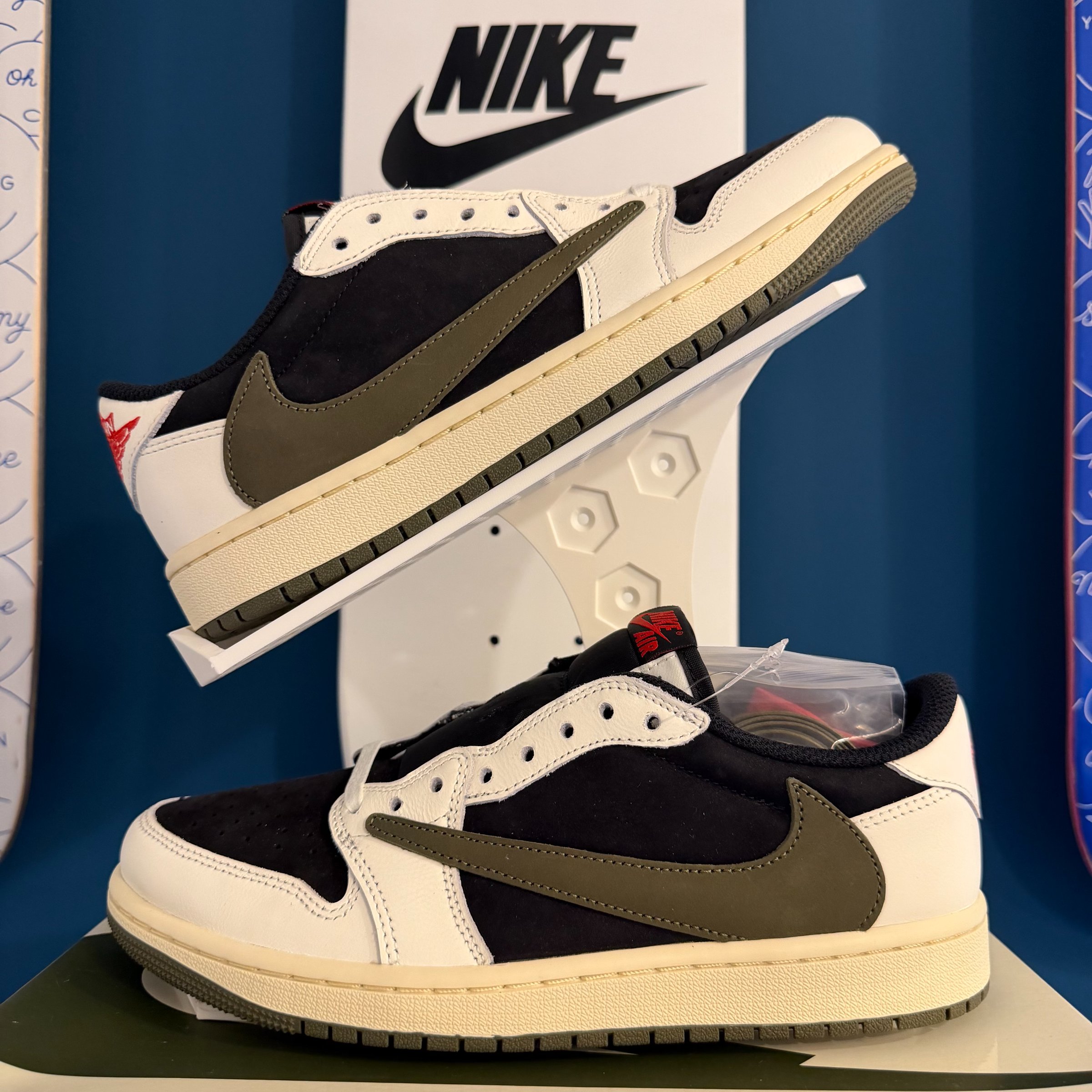 Photo de Air Jordan 1 Low OG SP Sail/University Red-Black (Travis Scott Reverse Mocha)