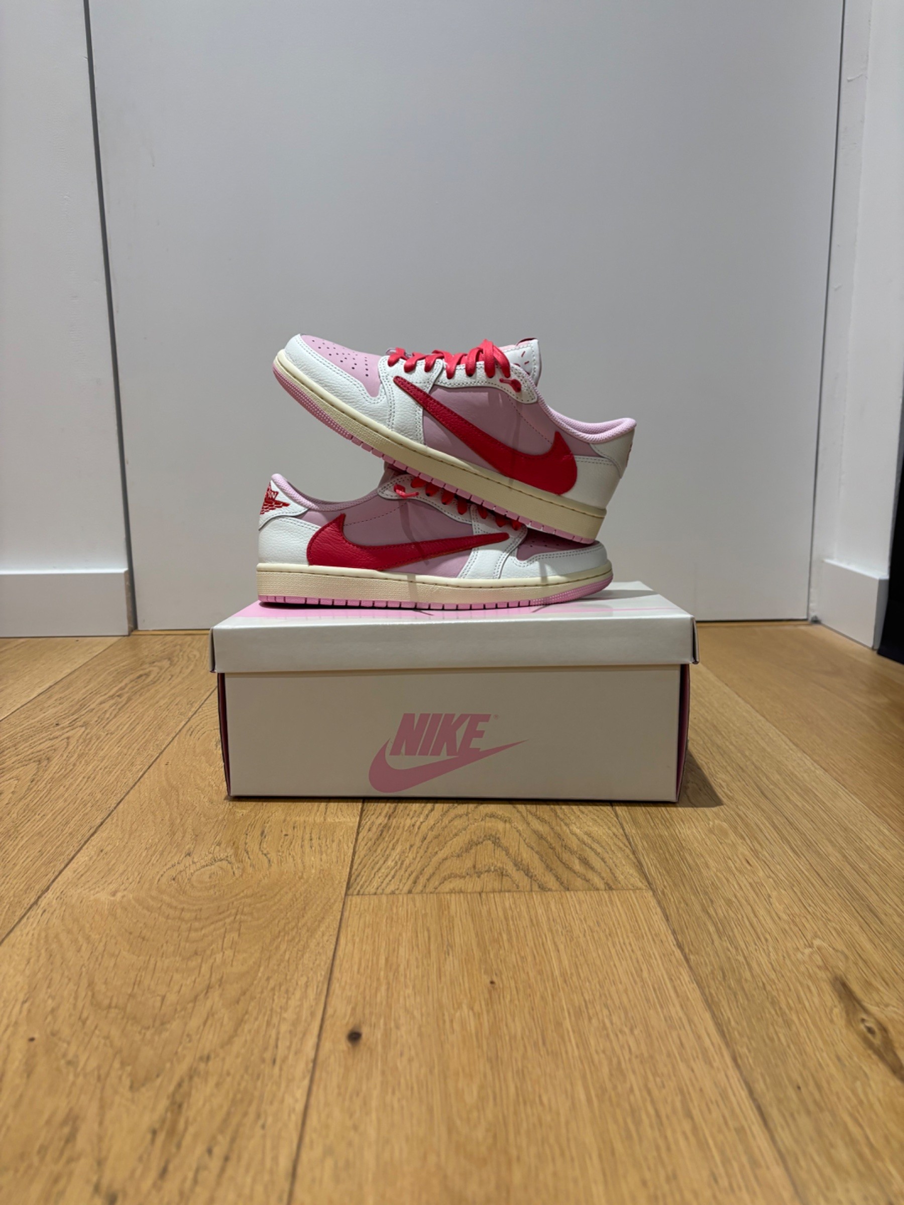 Photo de Jordan 1 Retro Low OG SP Travis Scott Sail Tropical Pink