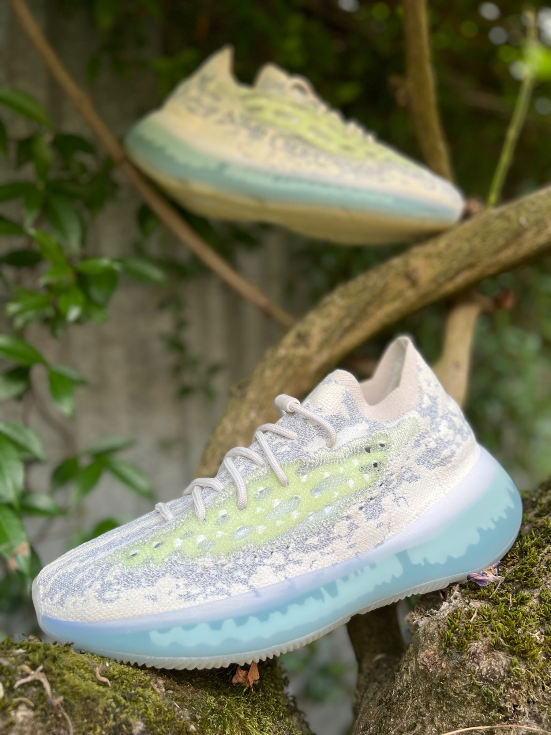 Photo de adidas Yeezy Boost 380 Alien Blue
