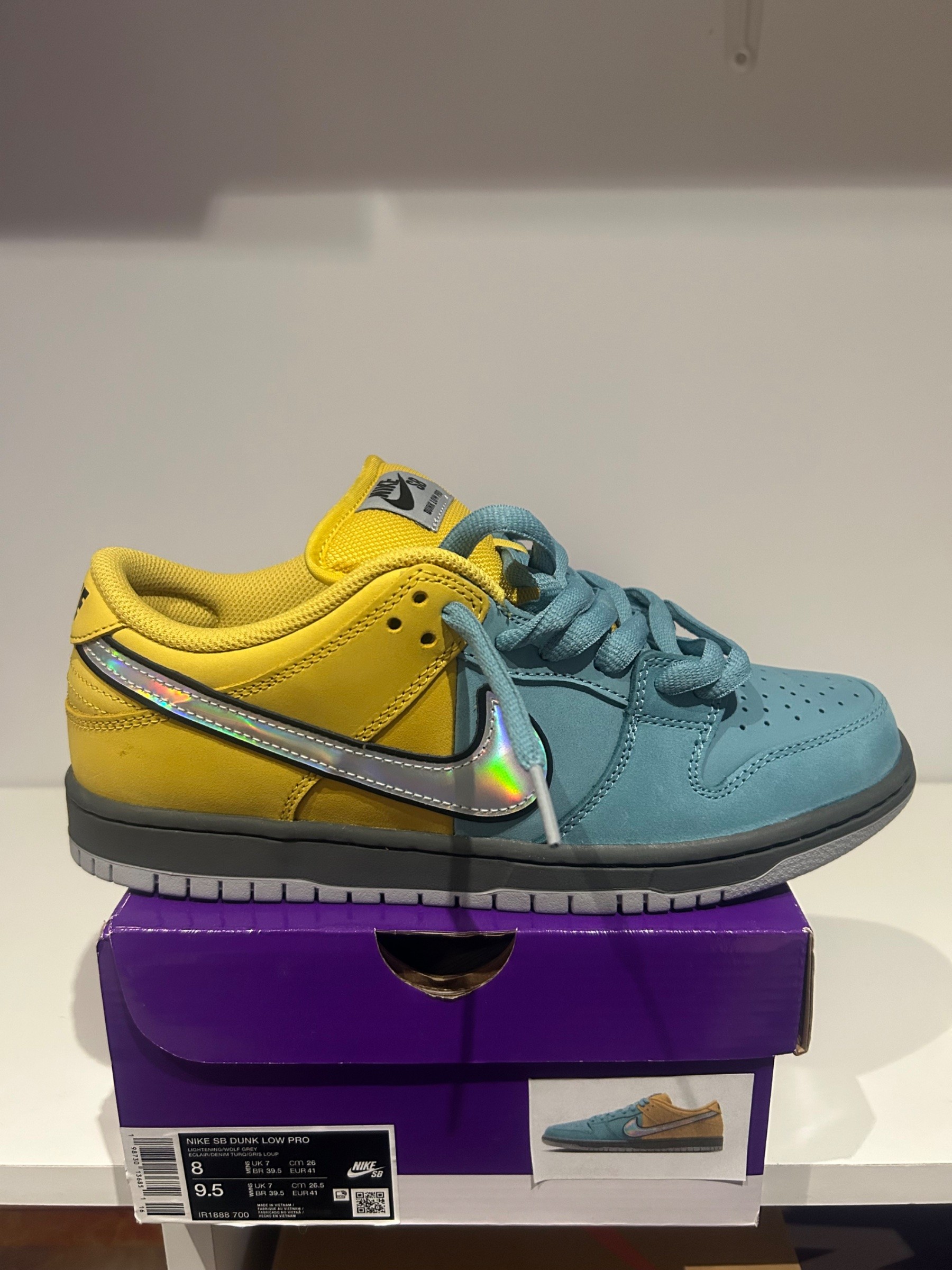 Photo de Nike SB Dunk Low Pro Gold/Blue Iridescent (Tropical Twist)