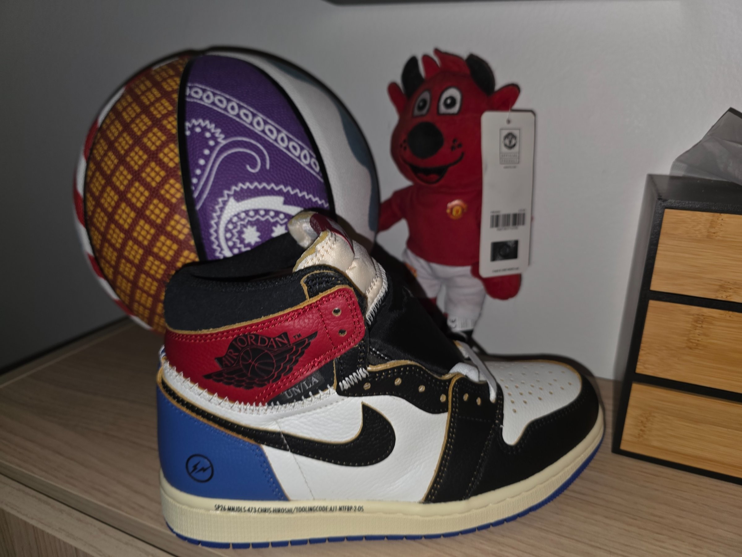 Photo de Jordan 1 Retro High OG SP Fragment x Union LA Varsity Red Sport Royal Union varsity red