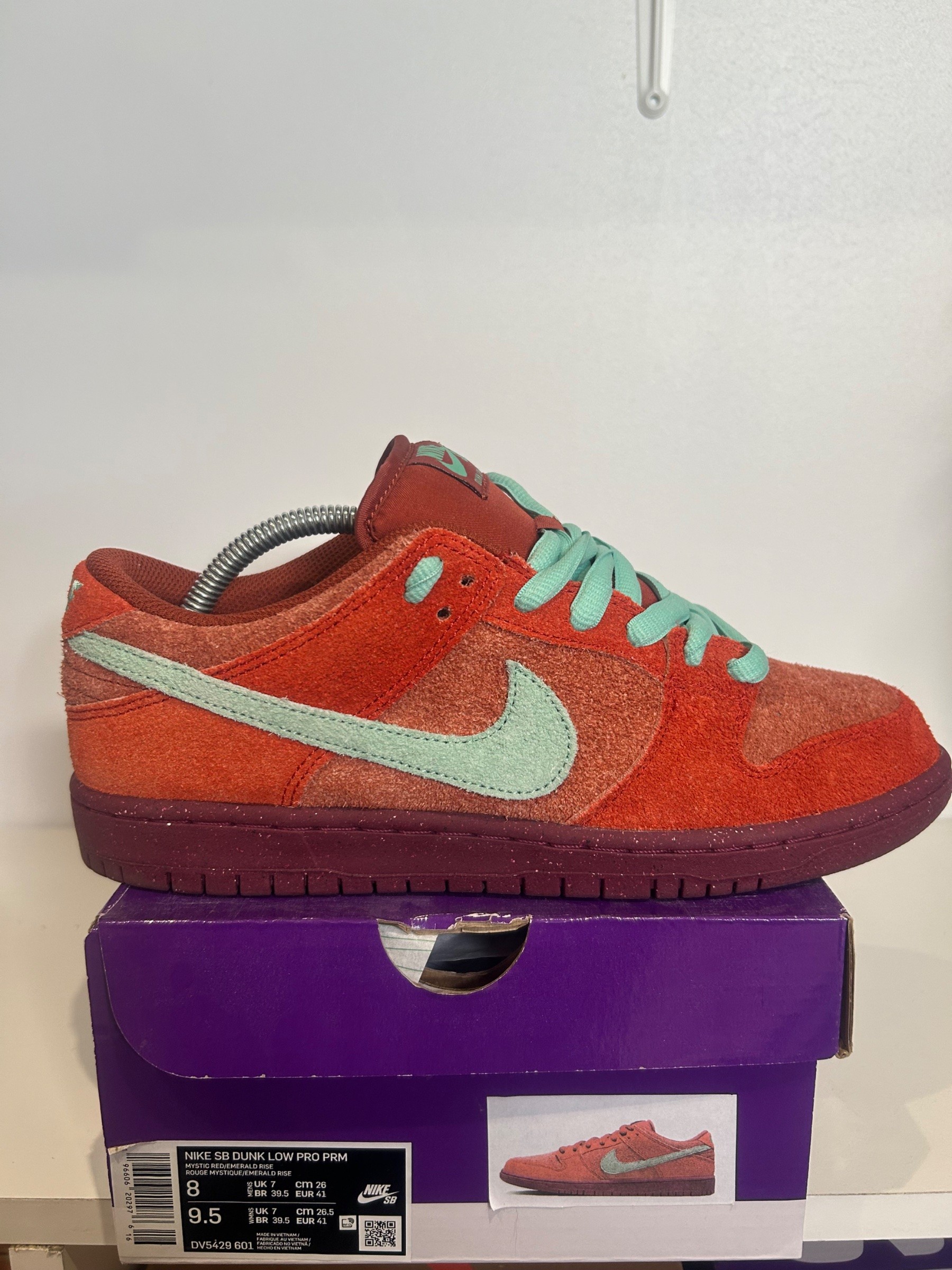 Photo de Nike SB Dunk Low Pro PRM Mystic Red/Emerald Rise