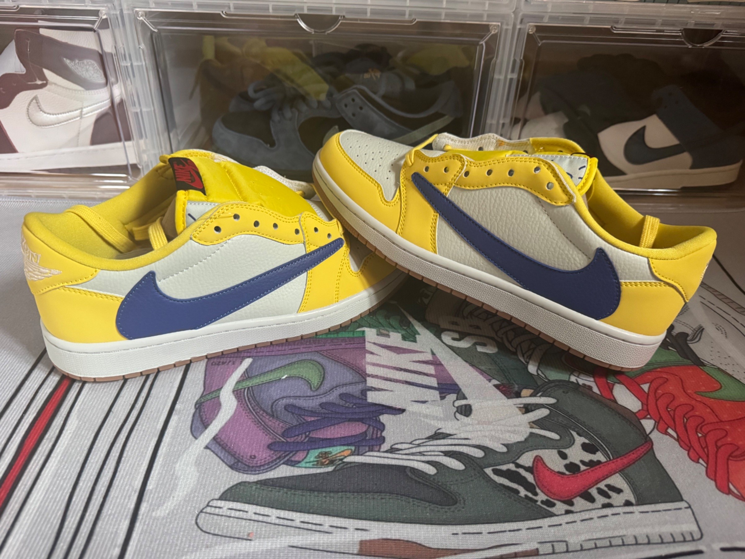 Photo de Air Jordan 1 Low Travis Scott Canari Canard/Racer Blue
