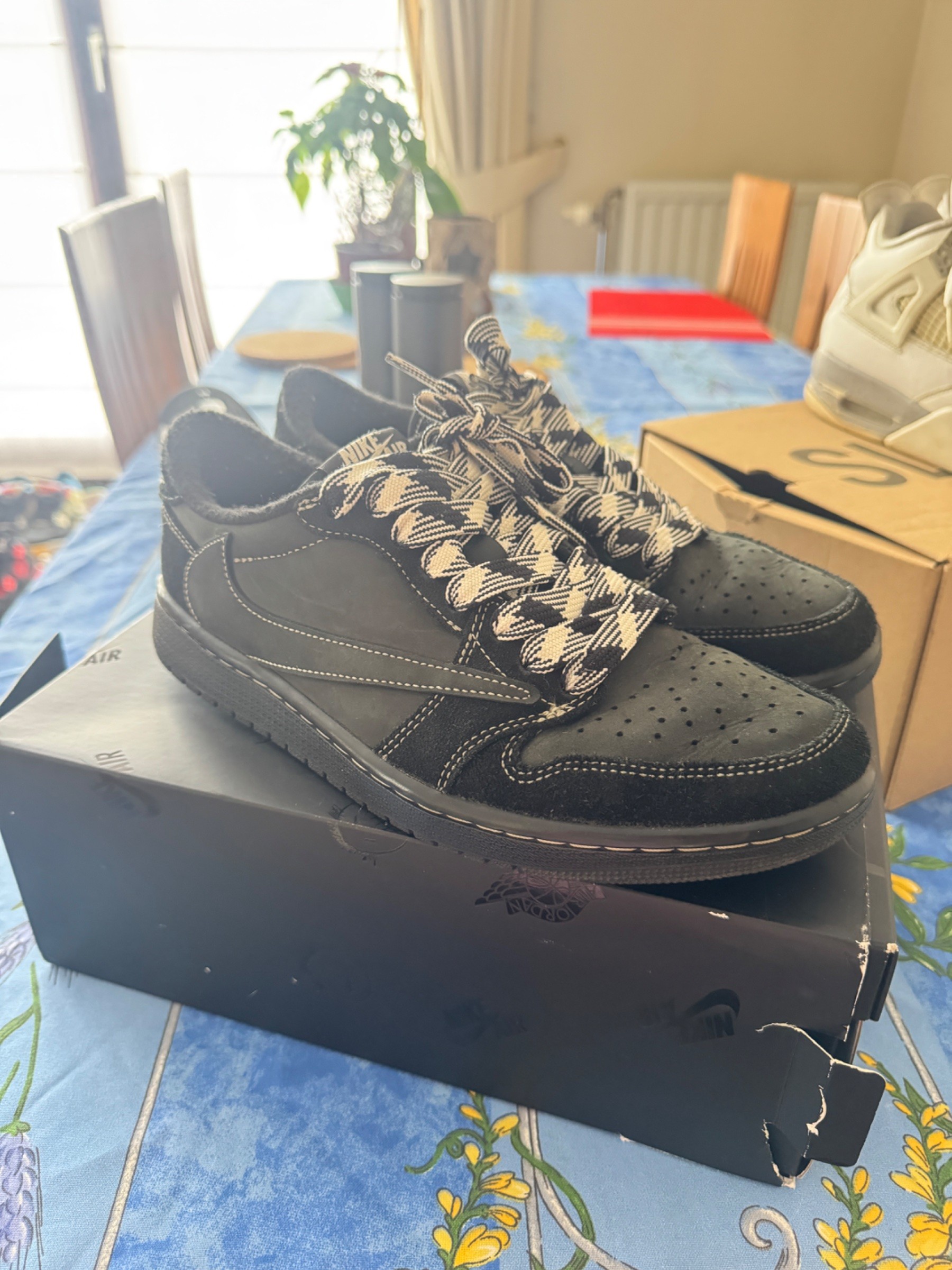 Photo de Air Jordan 1 Retro Low OG Travis Scott Black Phantom